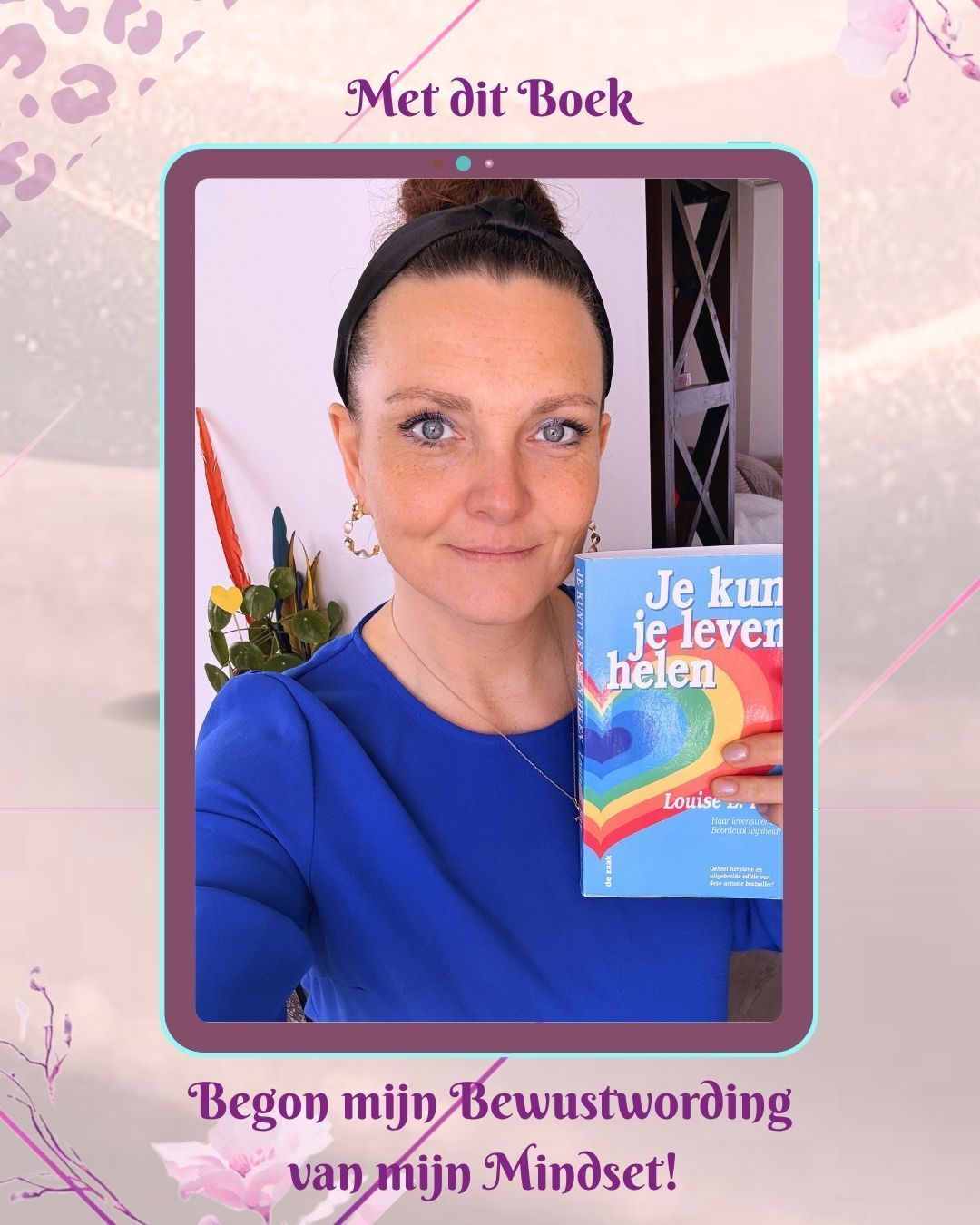 Sabine van FHealS in een blauwe top houdt een boek met de titel 