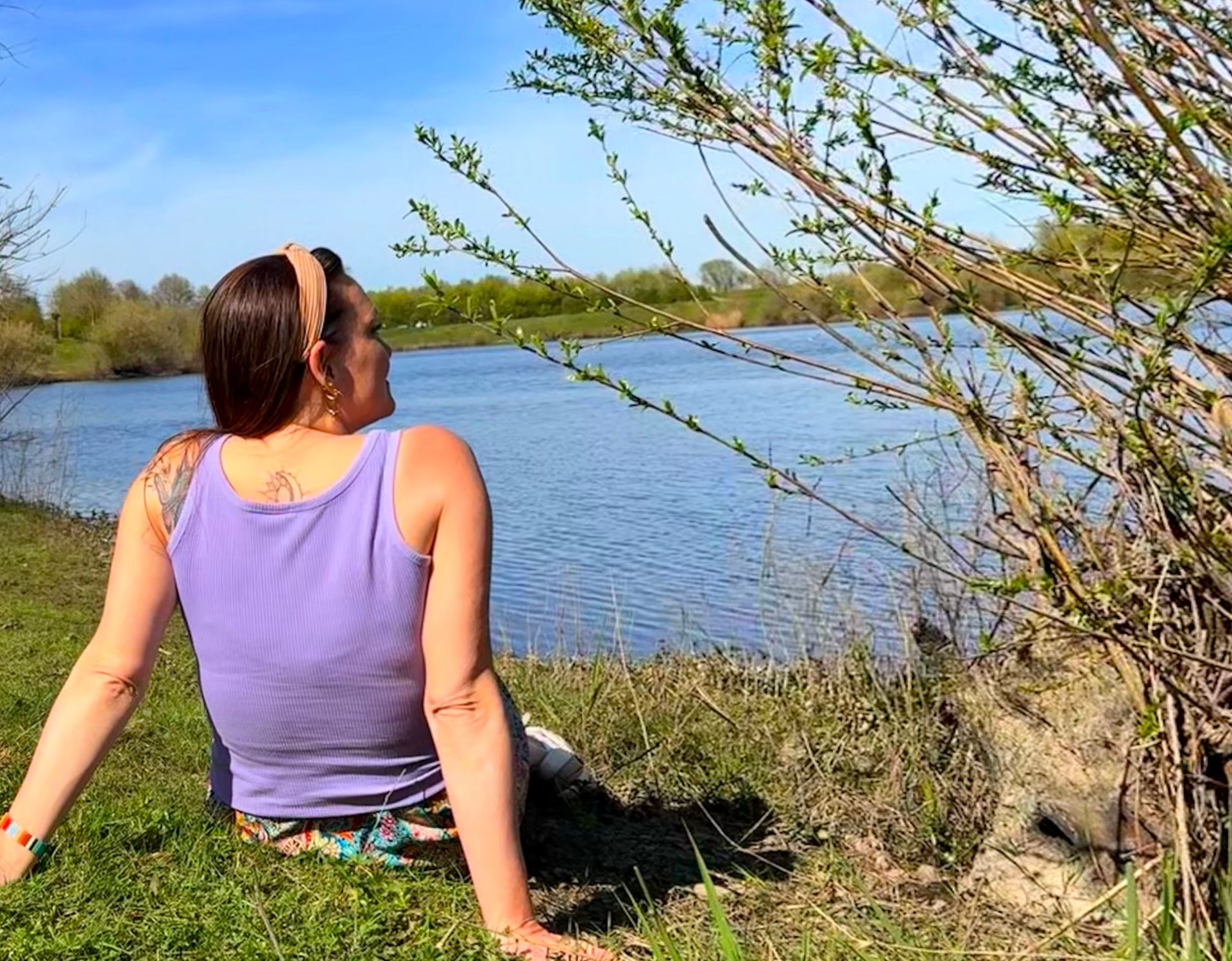 Wandelend in het bos met een mooie poort vol licht 