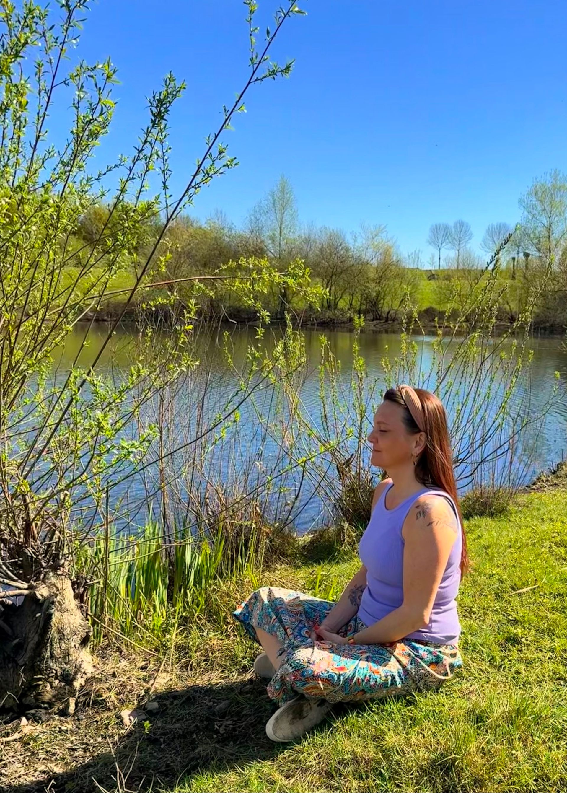 Sabine van FHealS in een blauwe top houdt een boek met de titel 