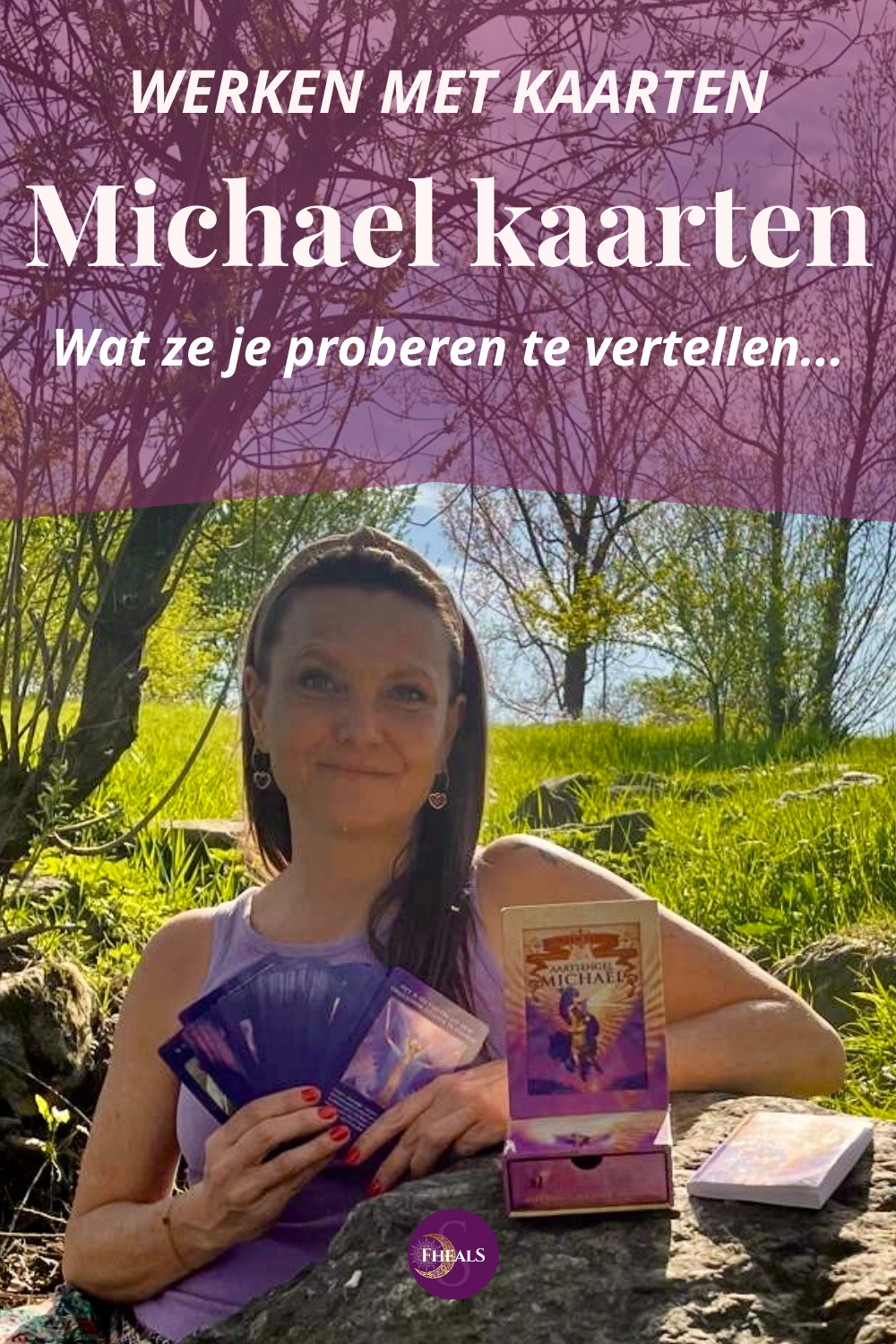 Sabine van FHealS in een blauwe top houdt een boek met de titel