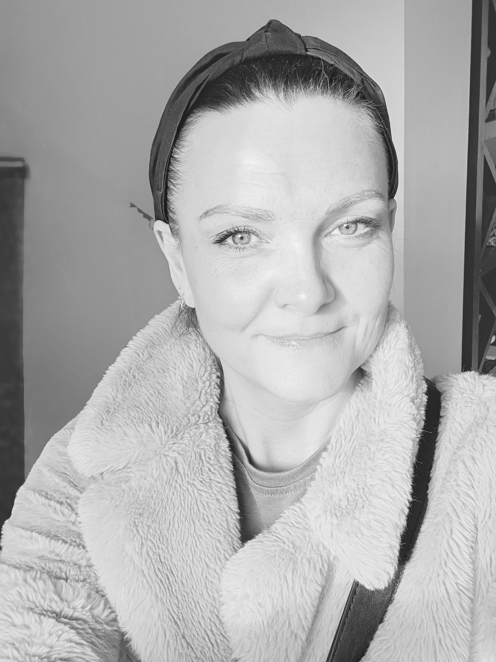 Sabine FHealS lacht zachtjes naar de camera glimlacht.