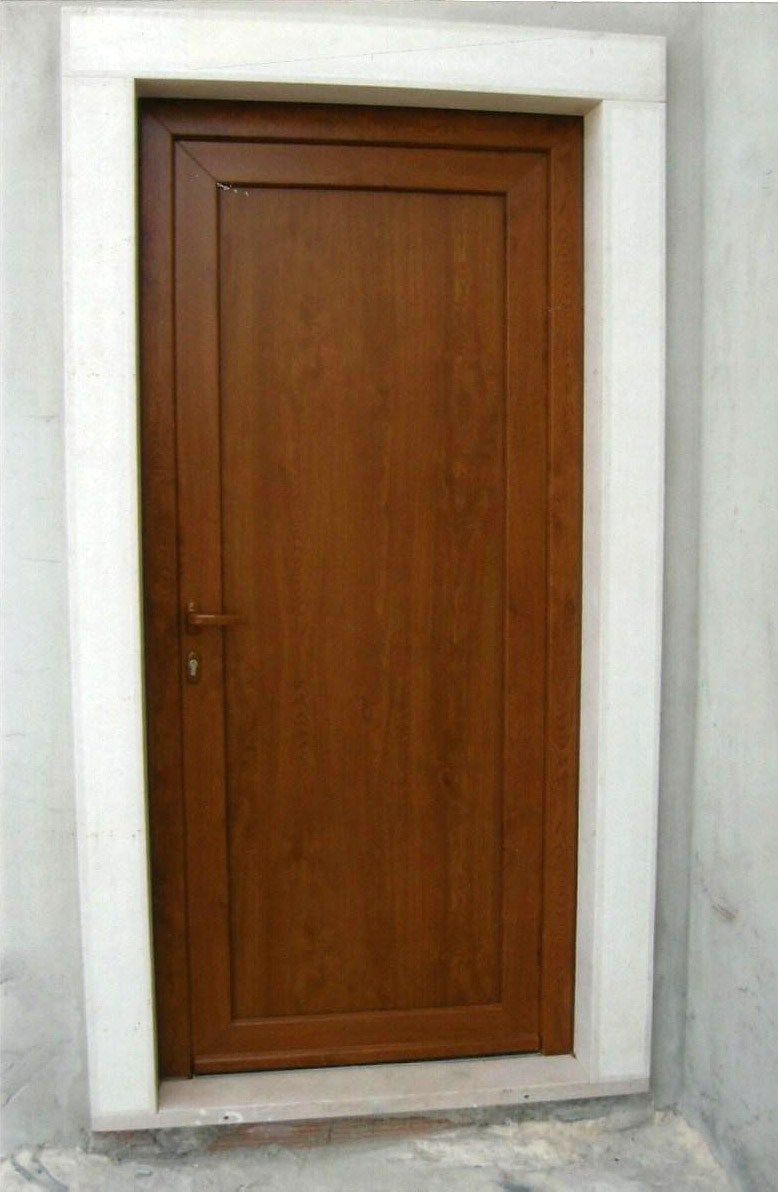 Porta de entrada em pvc exterior com acabamento em imitação de madeira de carvalho