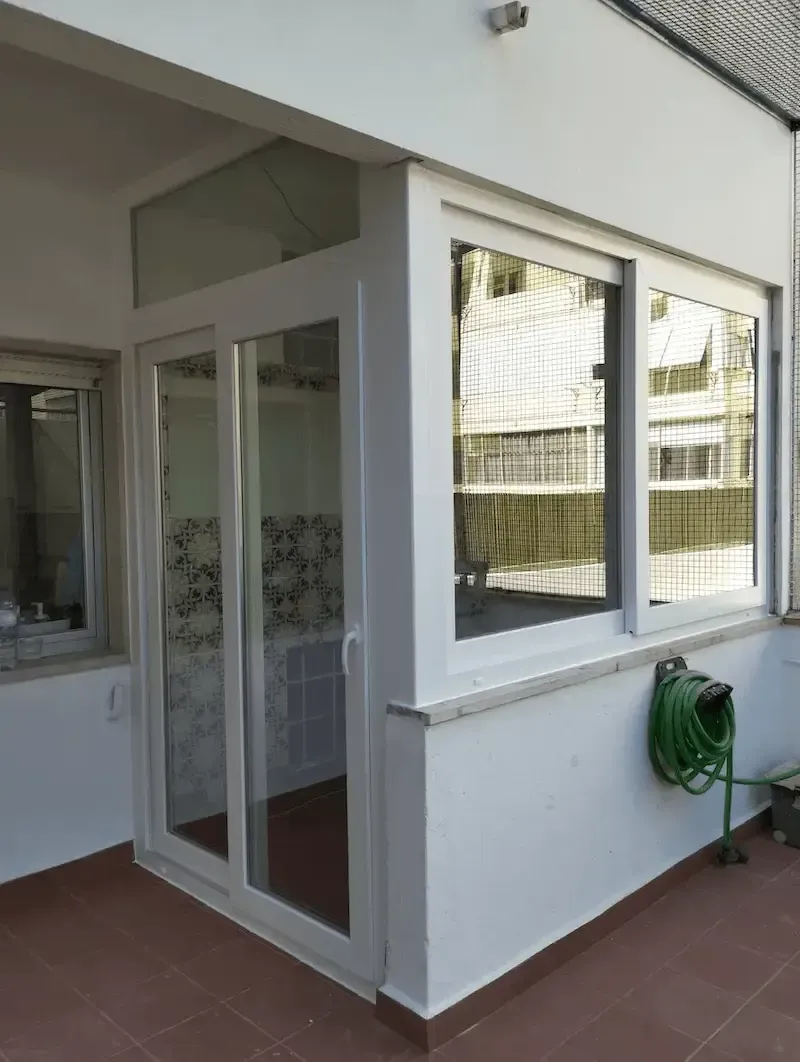 obra realizada por perimetro diafano para melhorar conforto termico da casa com janelas de correr e porta da marca cortizo