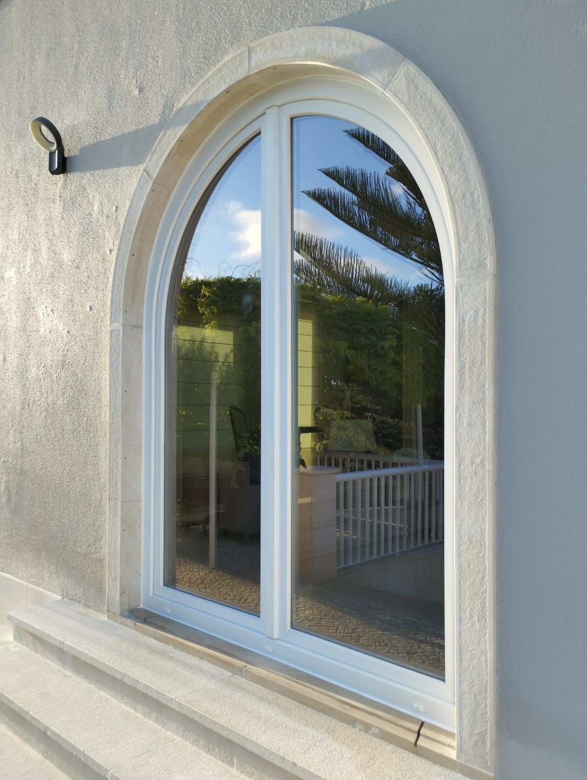 Porta de acesso a pátio com topo arredondado (em arco), combinando elegância clássica com isolamento moderno