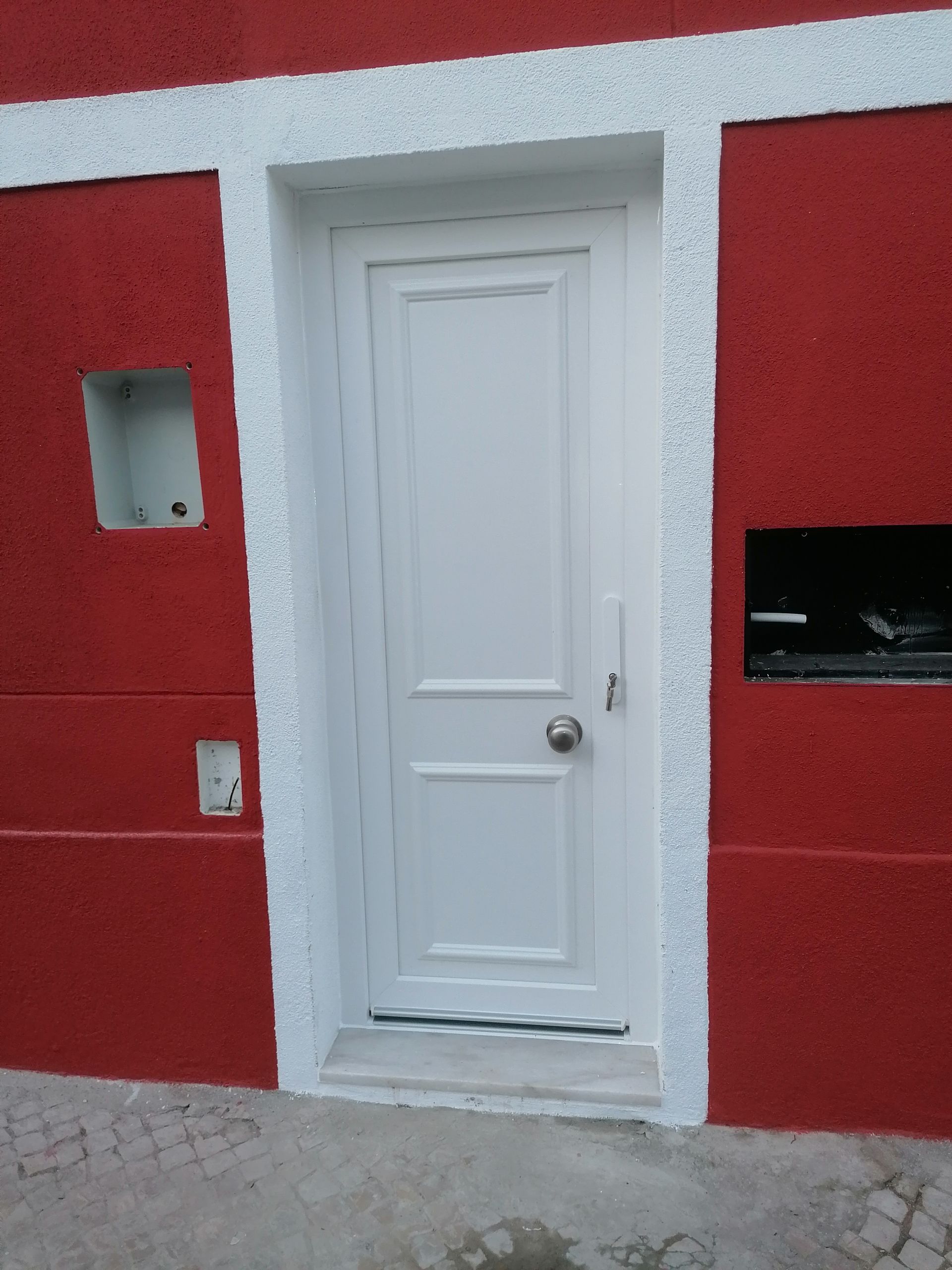 porta-exterior-pvc-branco-moderna.jpg