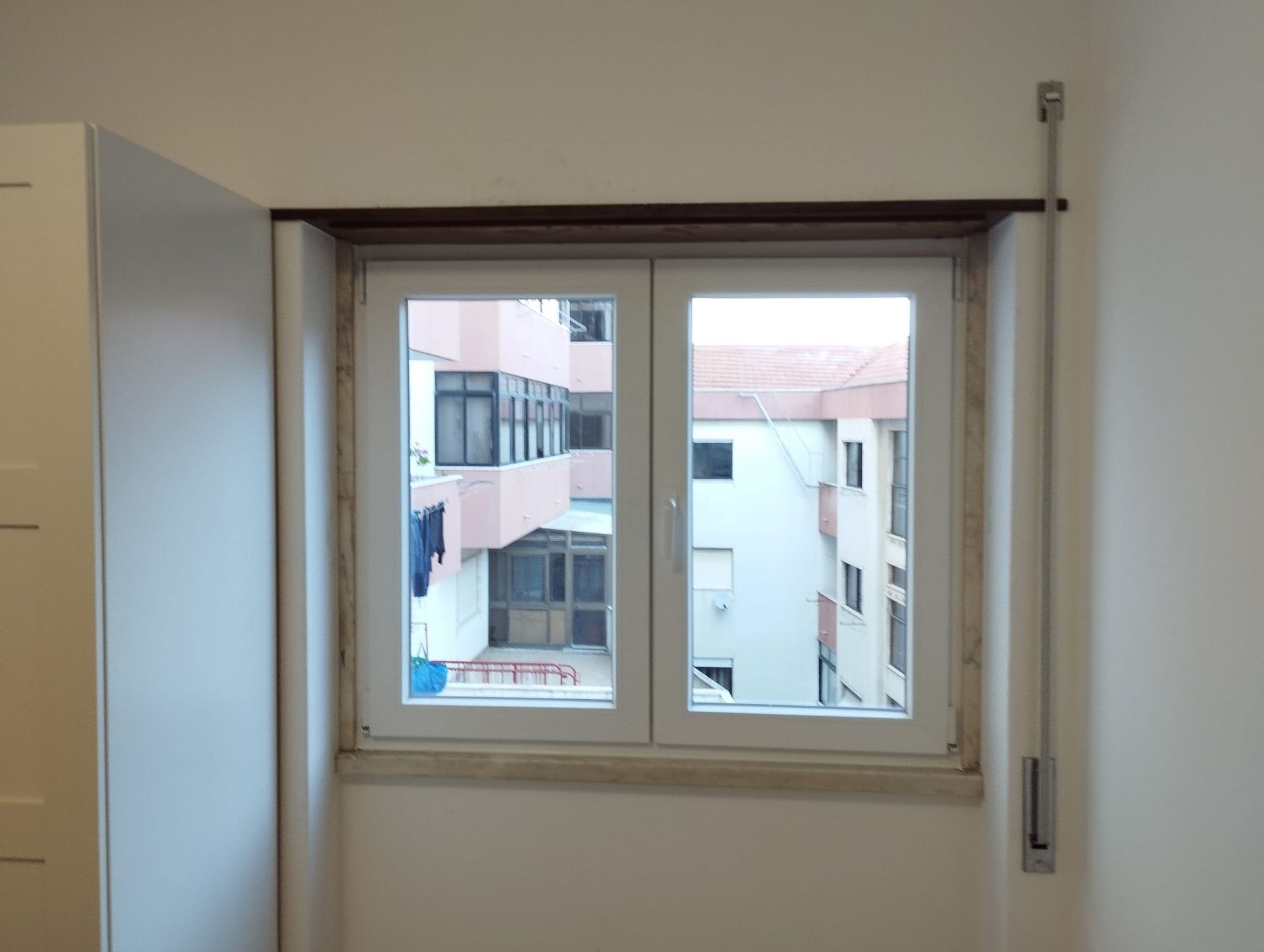 Janela em caixilharia de PVC branco vista de dentro Lisboa