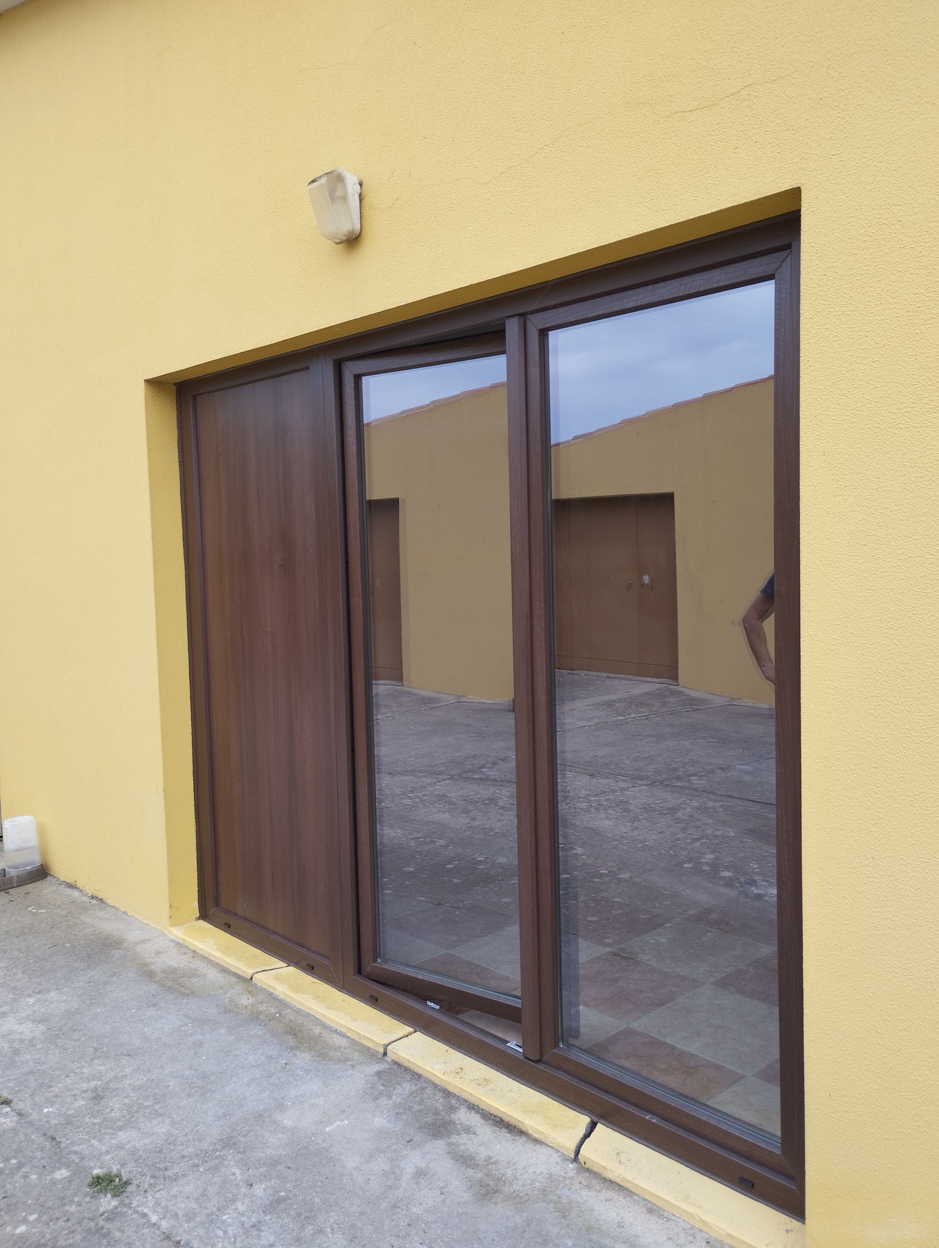 Porta sacada, combinando elegância clássica com isolamento moderno.