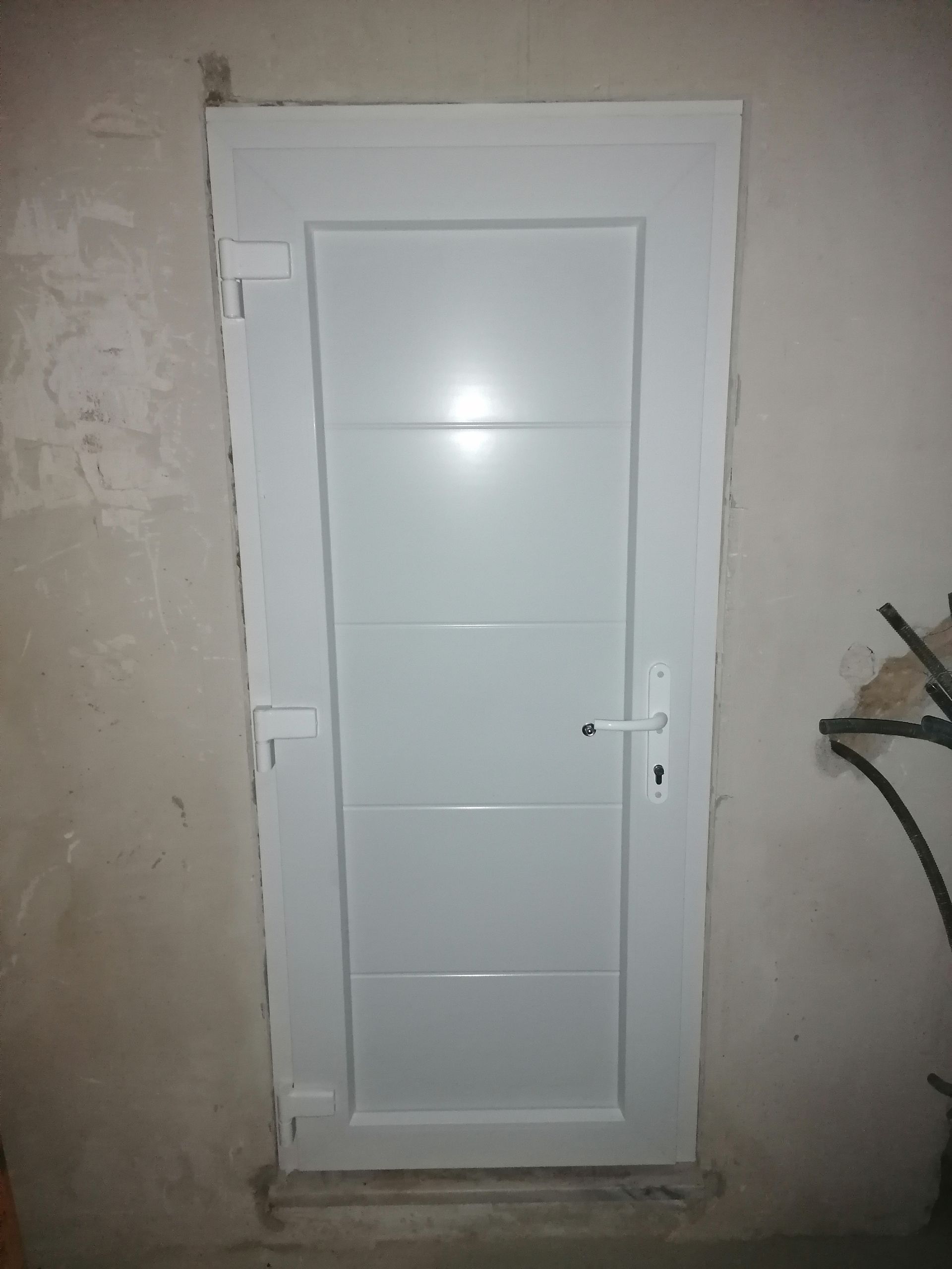 Porta de entrada em PVC branco com design moderno e linhas horizontais minimalistas.