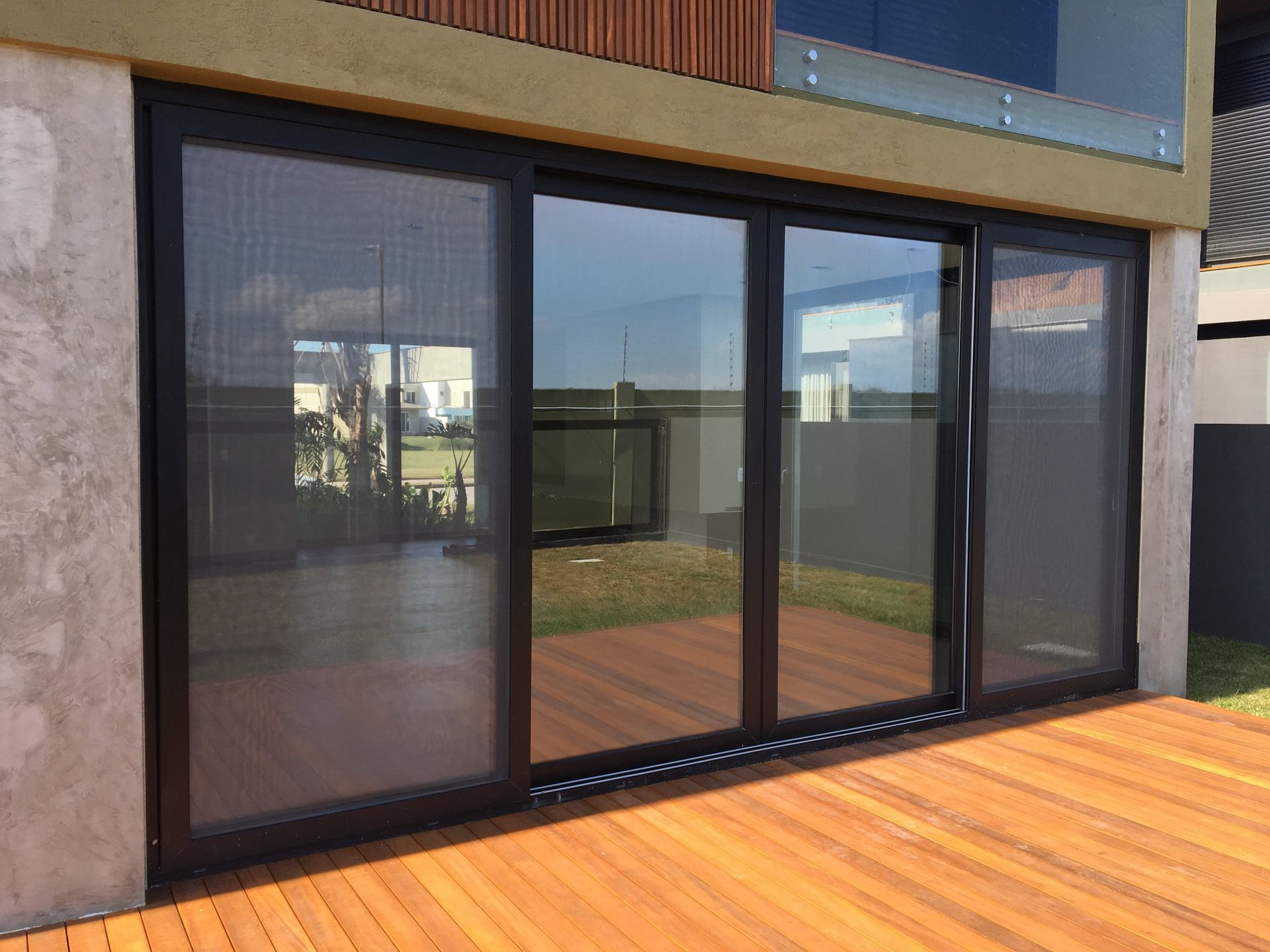 Porta de sacada moderna com sistema de abertura oscilo-paralela para máxima eficiência térmica.