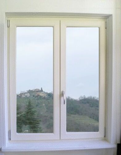 finestra in legno bianca
