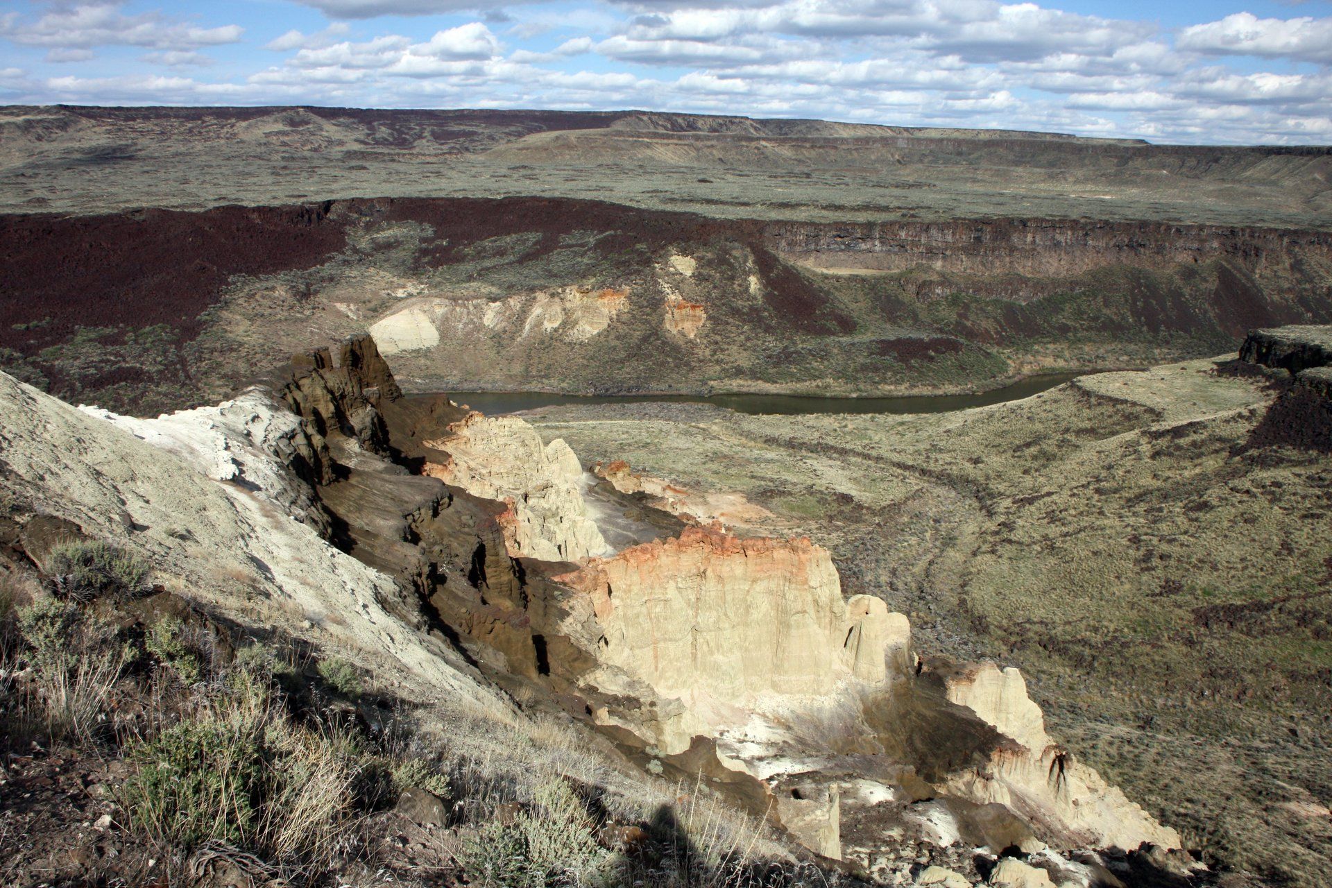 The scenery from the Owyhee River canyon ridge leaves our guests breathless. 