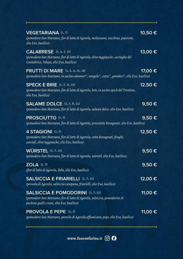 Un menù blu scuro che elenca diverse pizze con ingredienti e prezzi, e termina con un sito web e le icone dei social media.