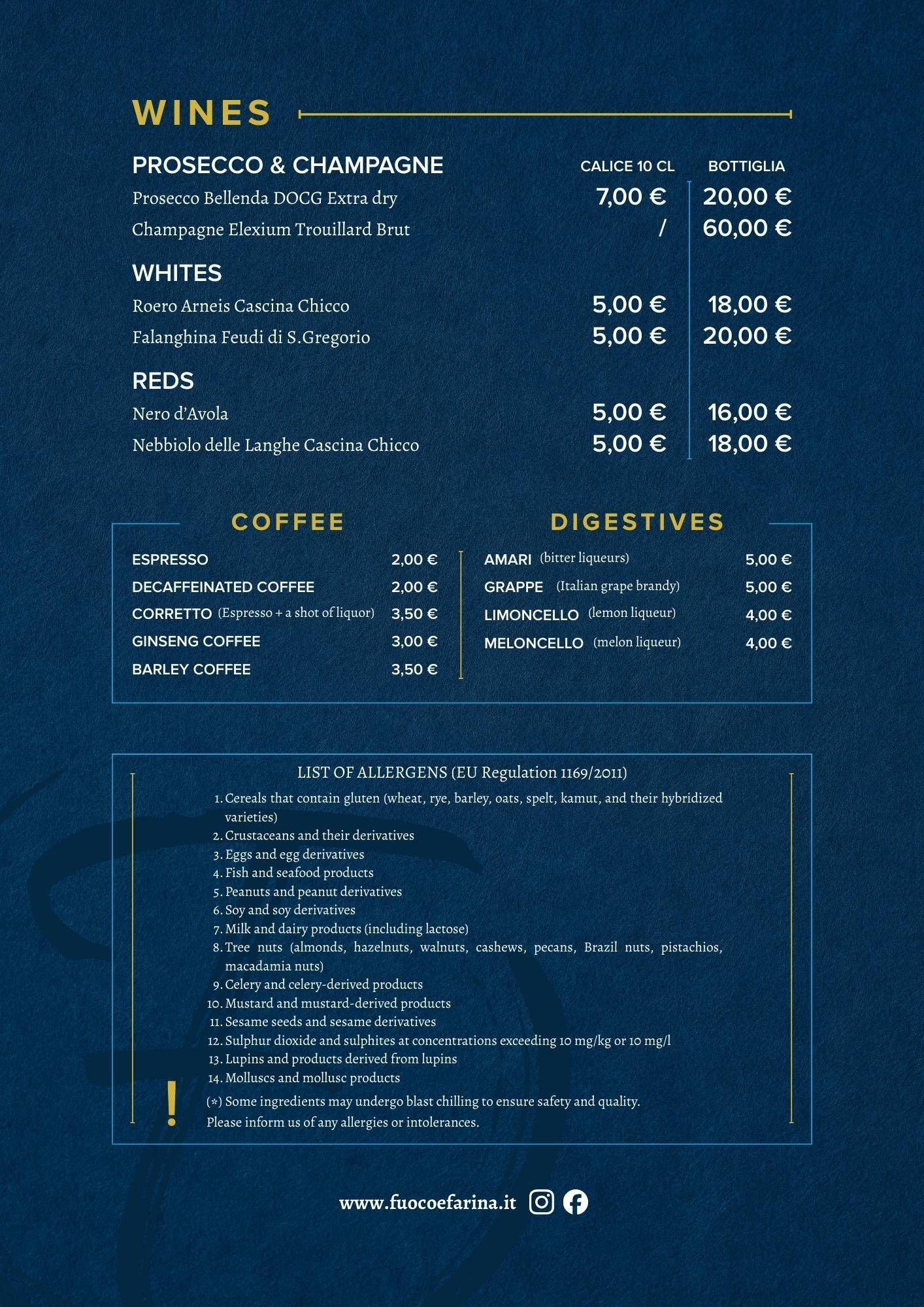 Menù con l'elenco di vini, caffè e biscotti digestivi e i relativi prezzi, su uno sfondo blu scuro con texture.