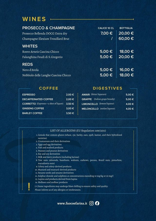 Un menù blu con i prezzi di vini, caffè e biscotti, completo di un'avvertenza sugli allergeni in calce.