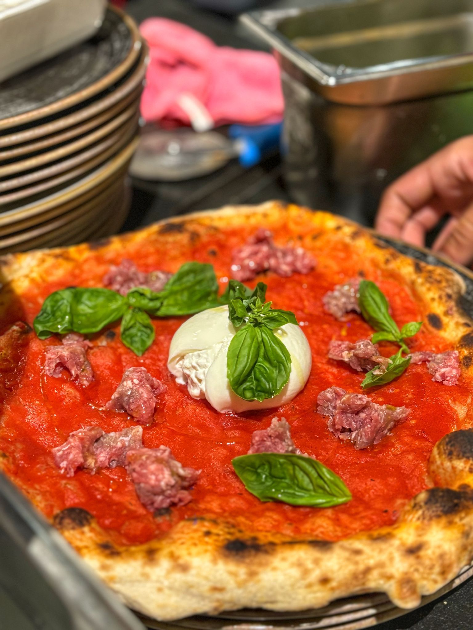 Una donna sta versando la birra in un bicchiere da un rubinetto.