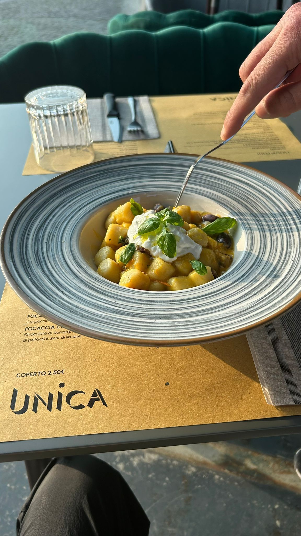 Una bistecca scottata al sangue, tagliata a fette su un rustico tagliere di legno, con ciotole di sale e pepe nelle vicinanze.