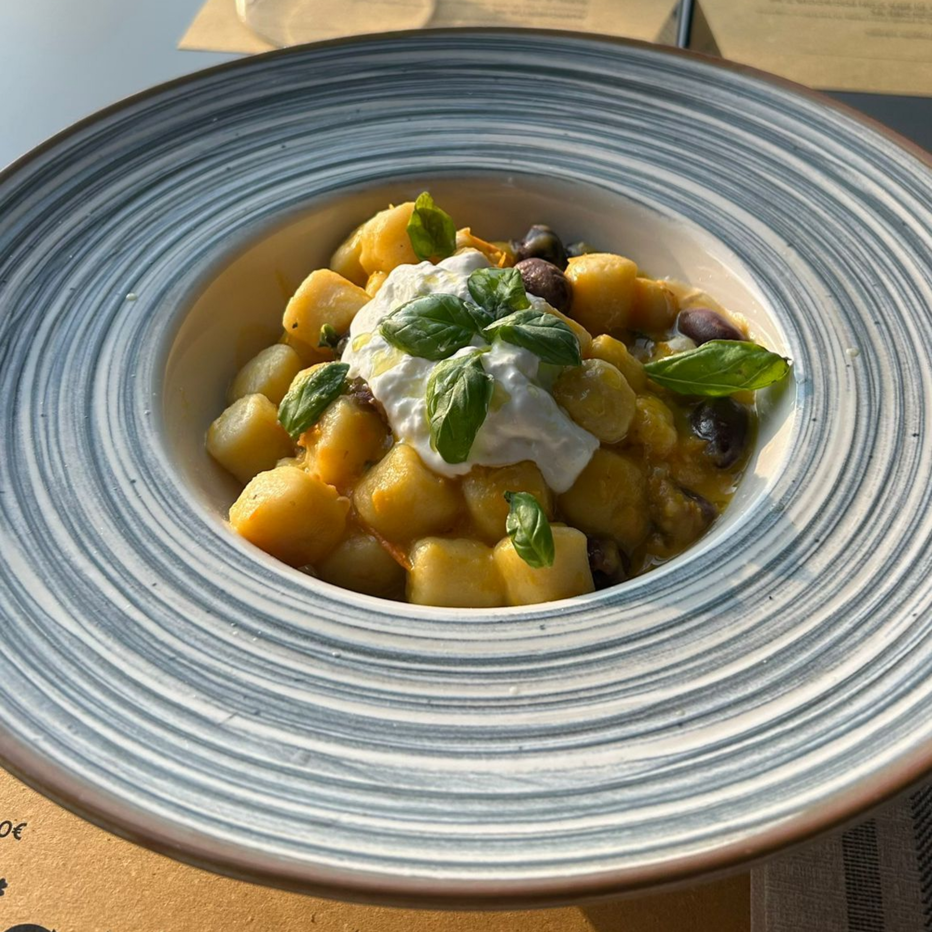 Una donna sta versando la birra in un bicchiere da un rubinetto.