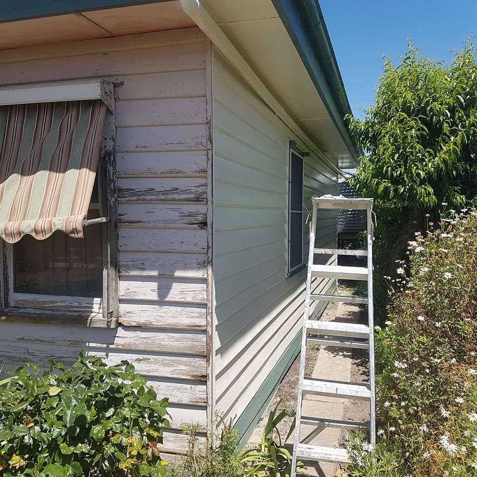 A White House With A Ladder In Front Of It – Horsham, VIC - ALK Property Maintenance