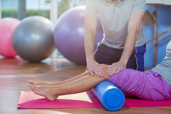 massaggio al ginocchio per terapia riabilitativa post incidente