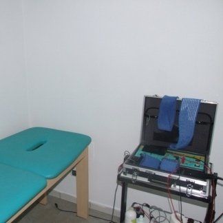 lettino e computer in sala visite