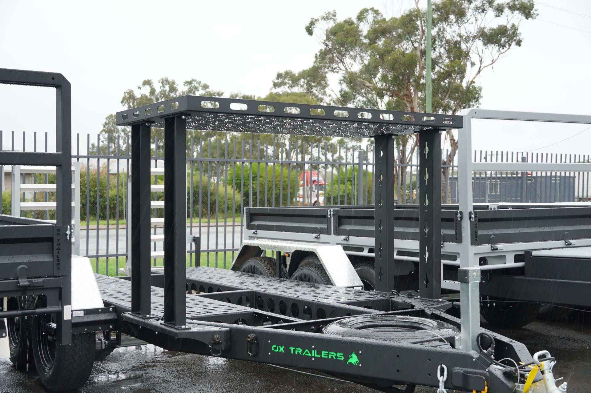 The bucket rest of a plant trailer for a tractor mower.