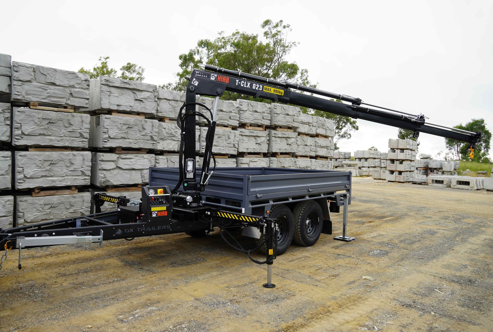 Hydraulic Crane in HIAB, MAXILIFT, KEVREK for 4500kg trail. 