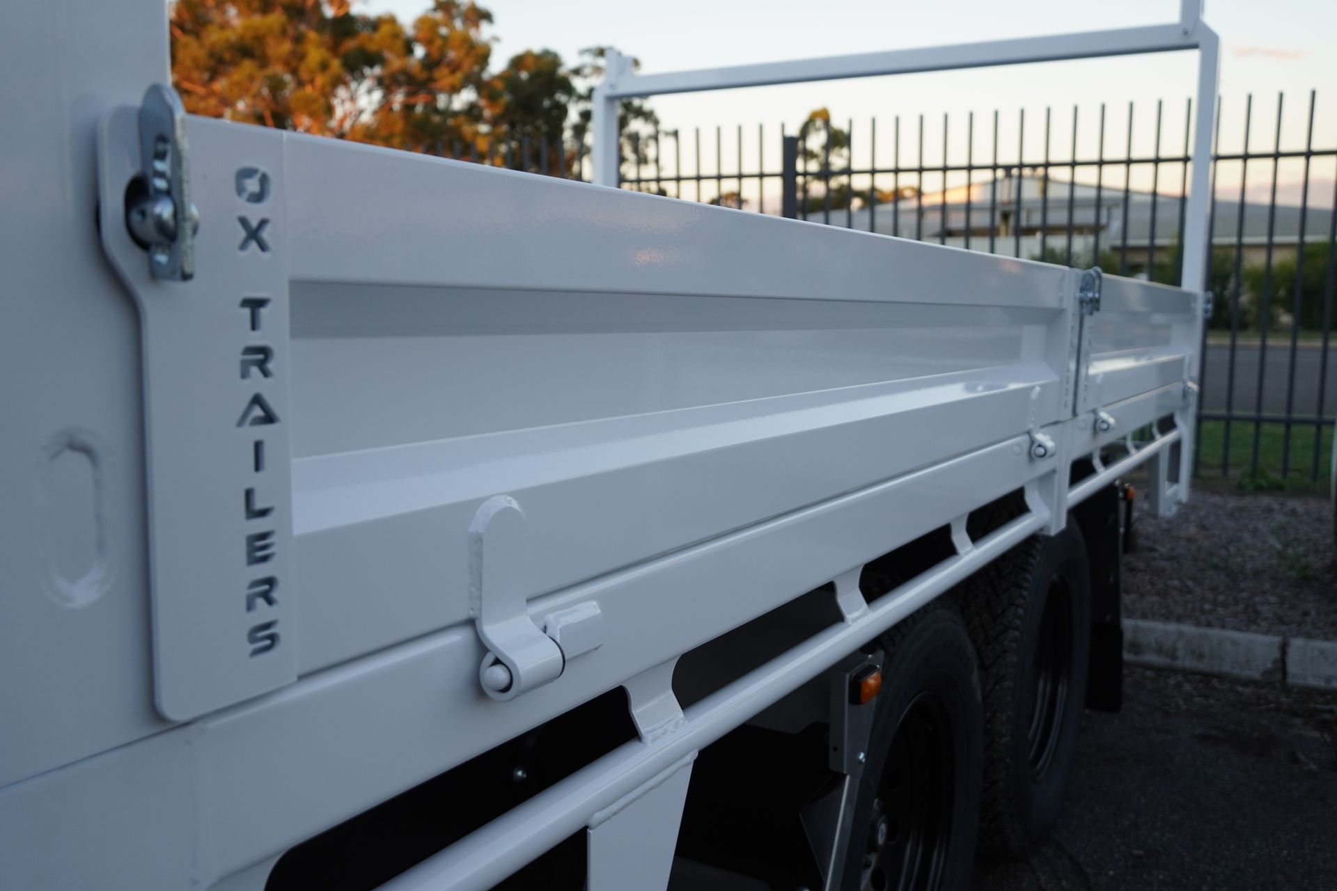 A standard 250mm high dropsides, tailgate and headgates..