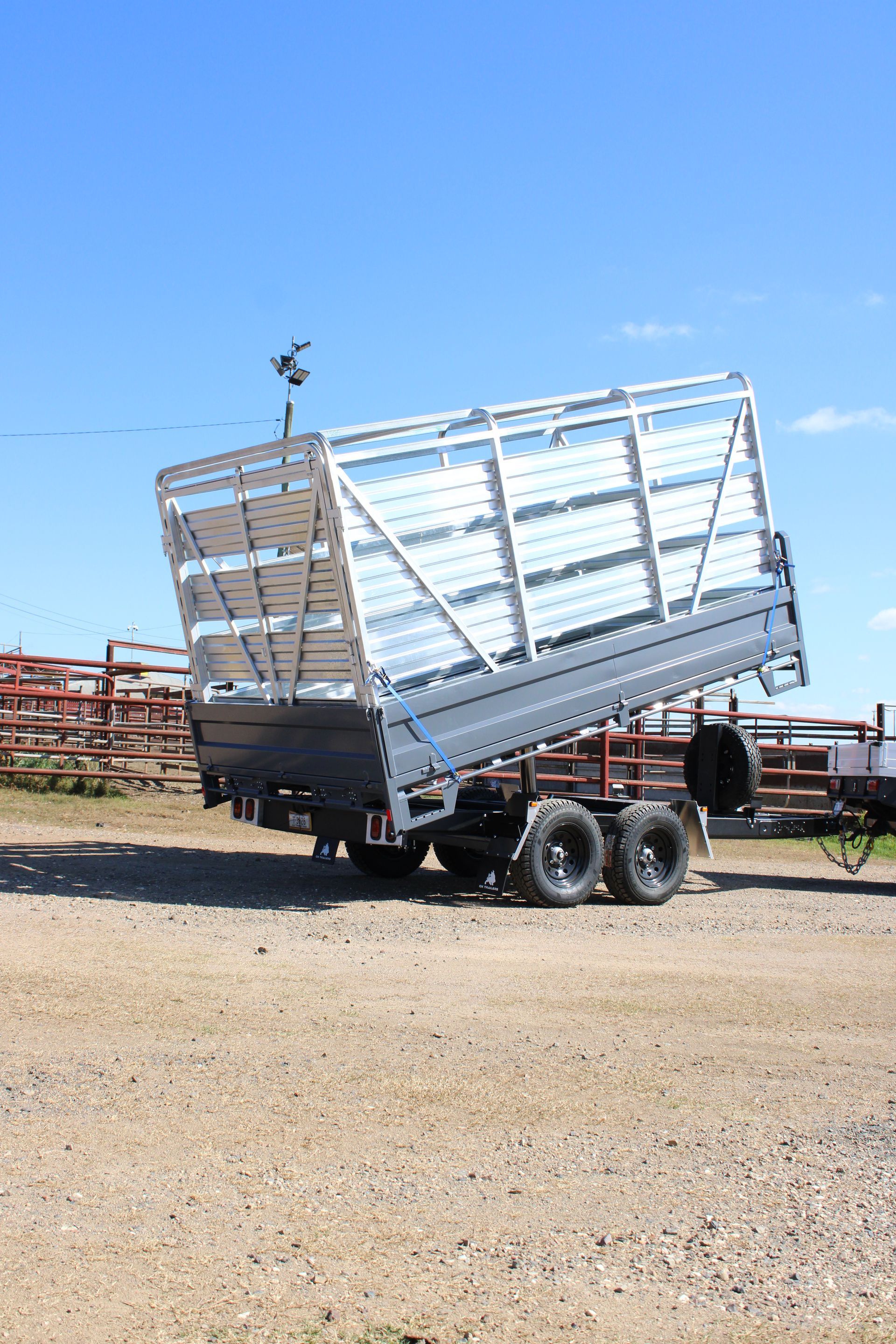 Tipper trailer with cattle crate