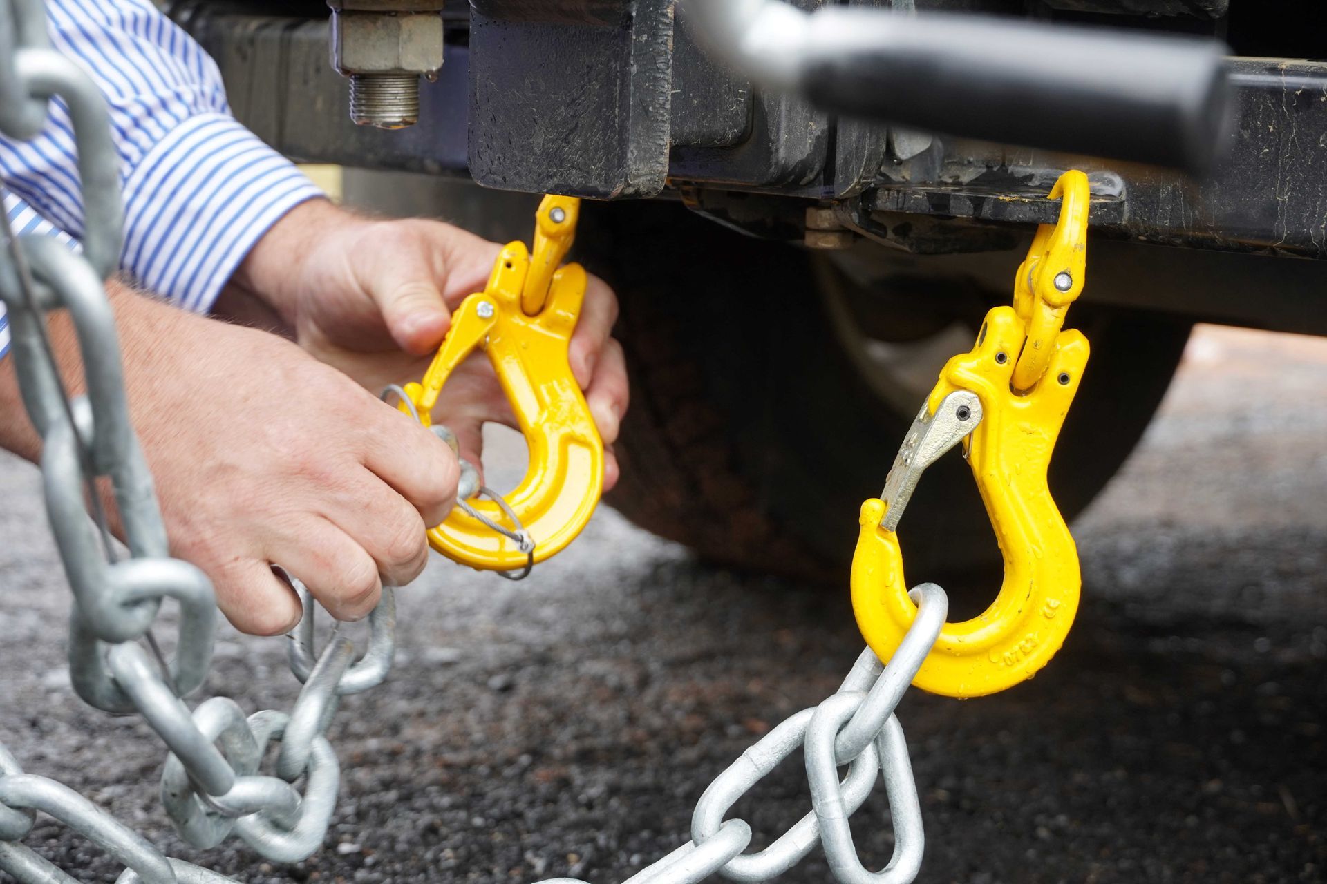 Intertwining breakaway cable with trailer chains.