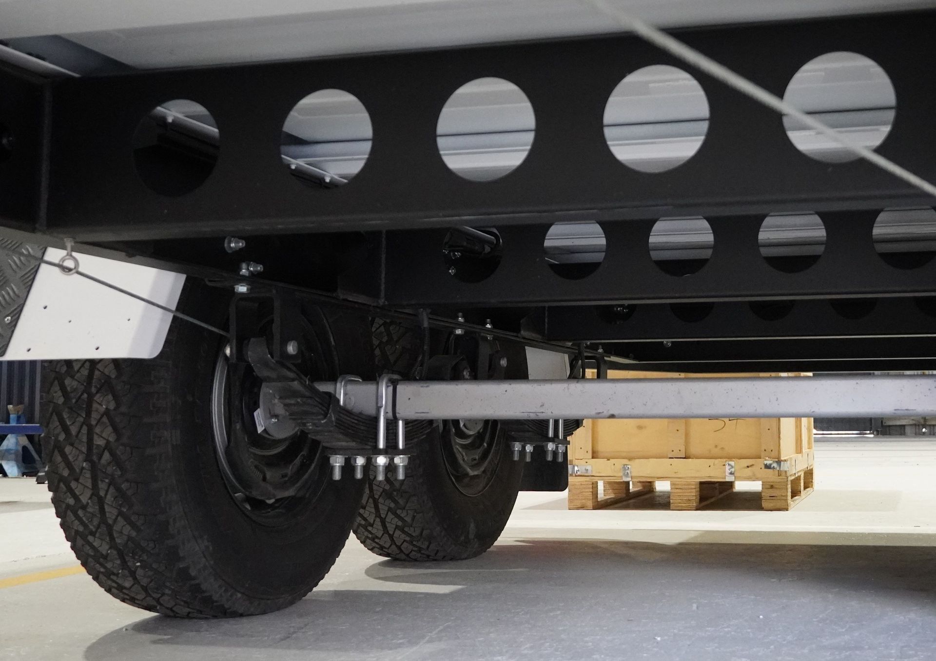 The left side of the 5000 kg Load Sharing Leaf Spring Suspension Set of a tandem axle trailer with a 3.5t ATM