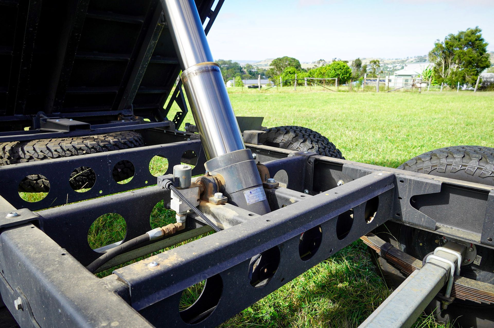 The 9-tonne tipping kit of the vortec global rear tipper.