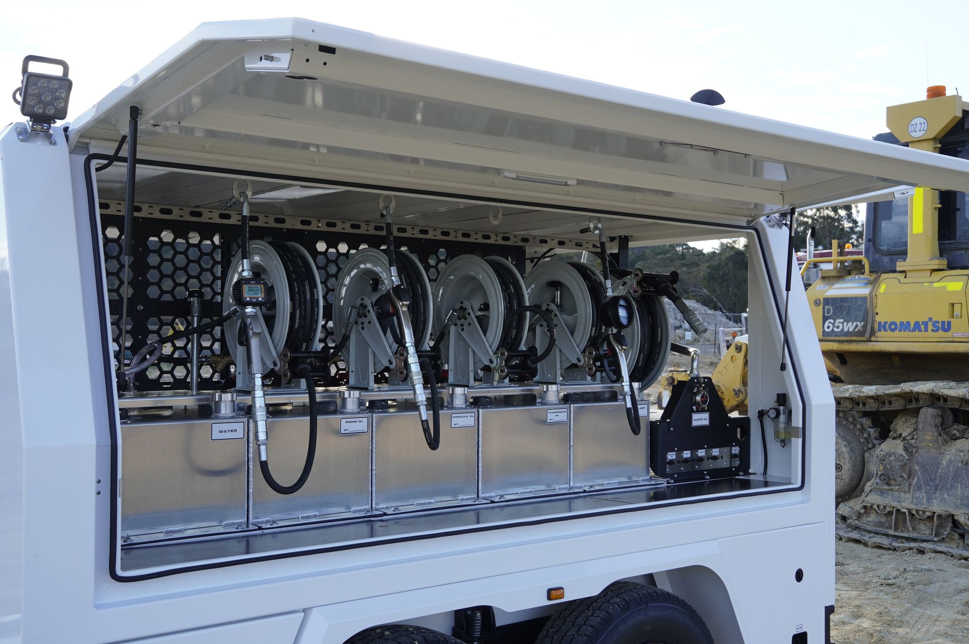 pressure tested aluminium tanks of australian made service trailer by ox trailers
