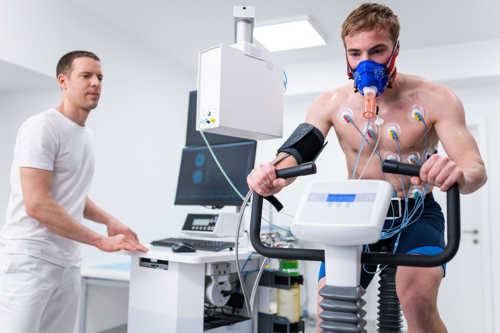 ragazzo che pedala su una cyclette