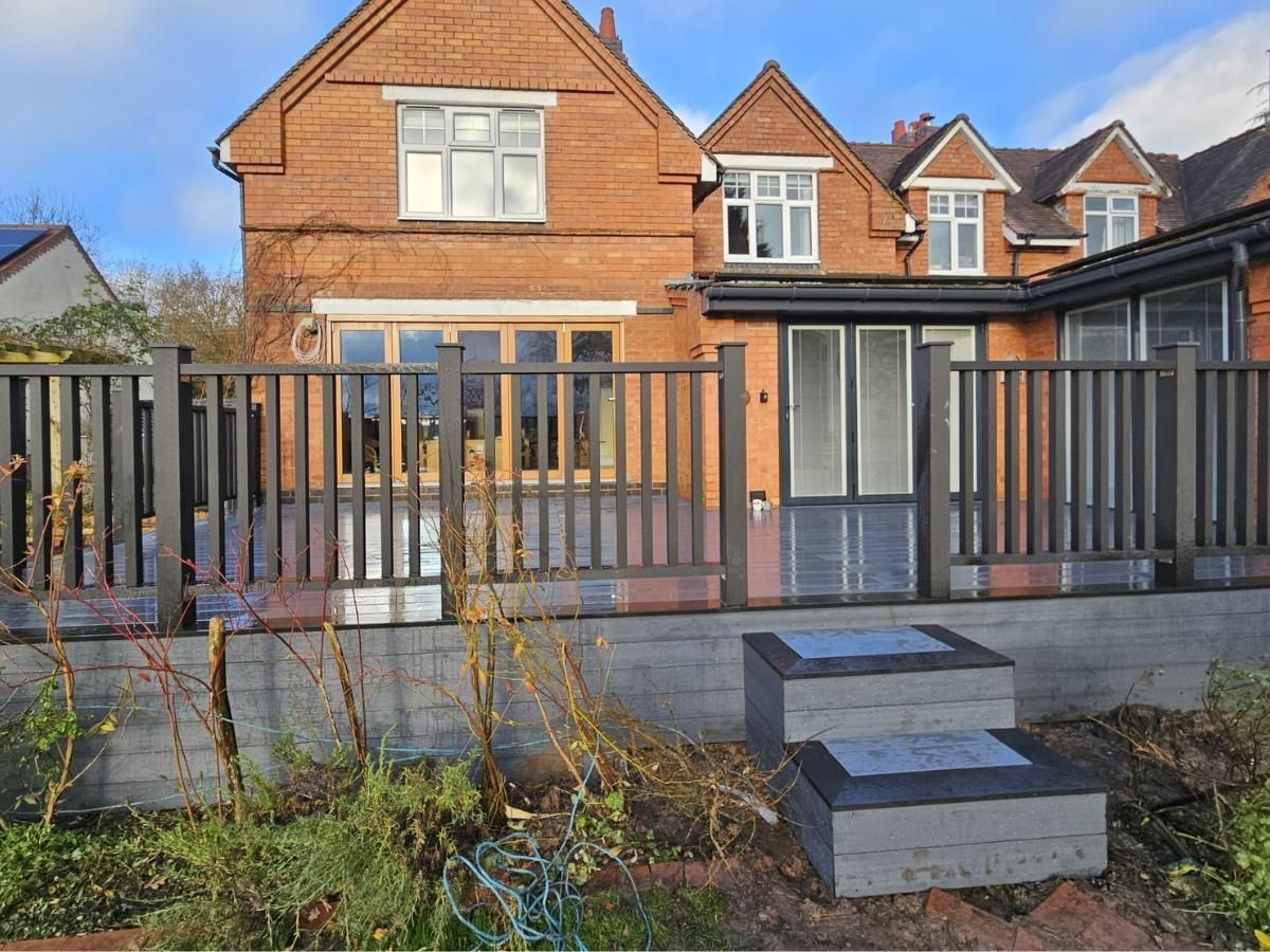 Zest Decking Burbage - composite decking with composite steps and composite balustrades