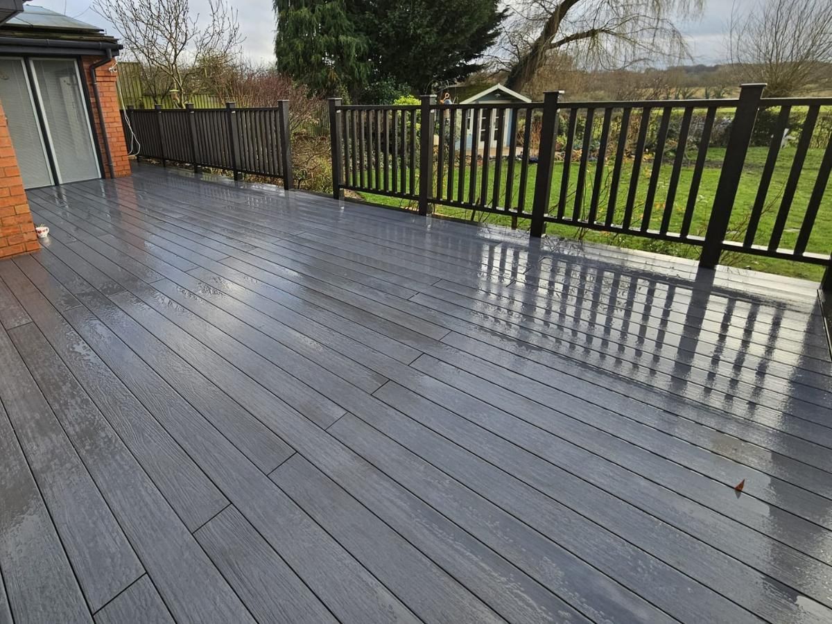 Zest Decking Gainsborough - composite decking with composite steps and composite balustrades