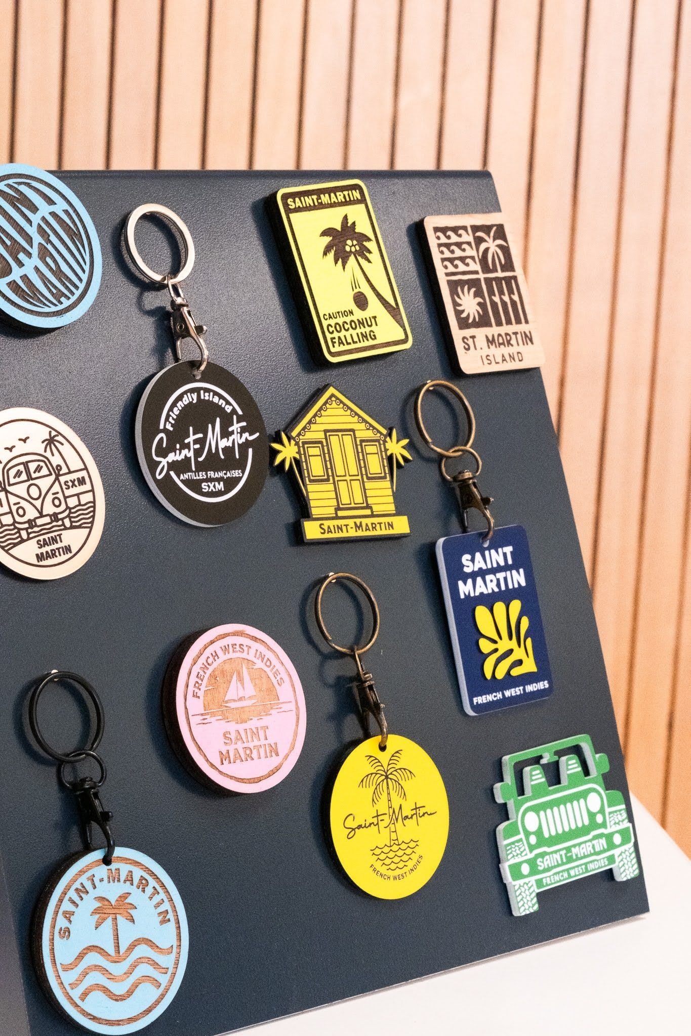 Une variété de porte-clés sont affichés sur un tableau magnétique.