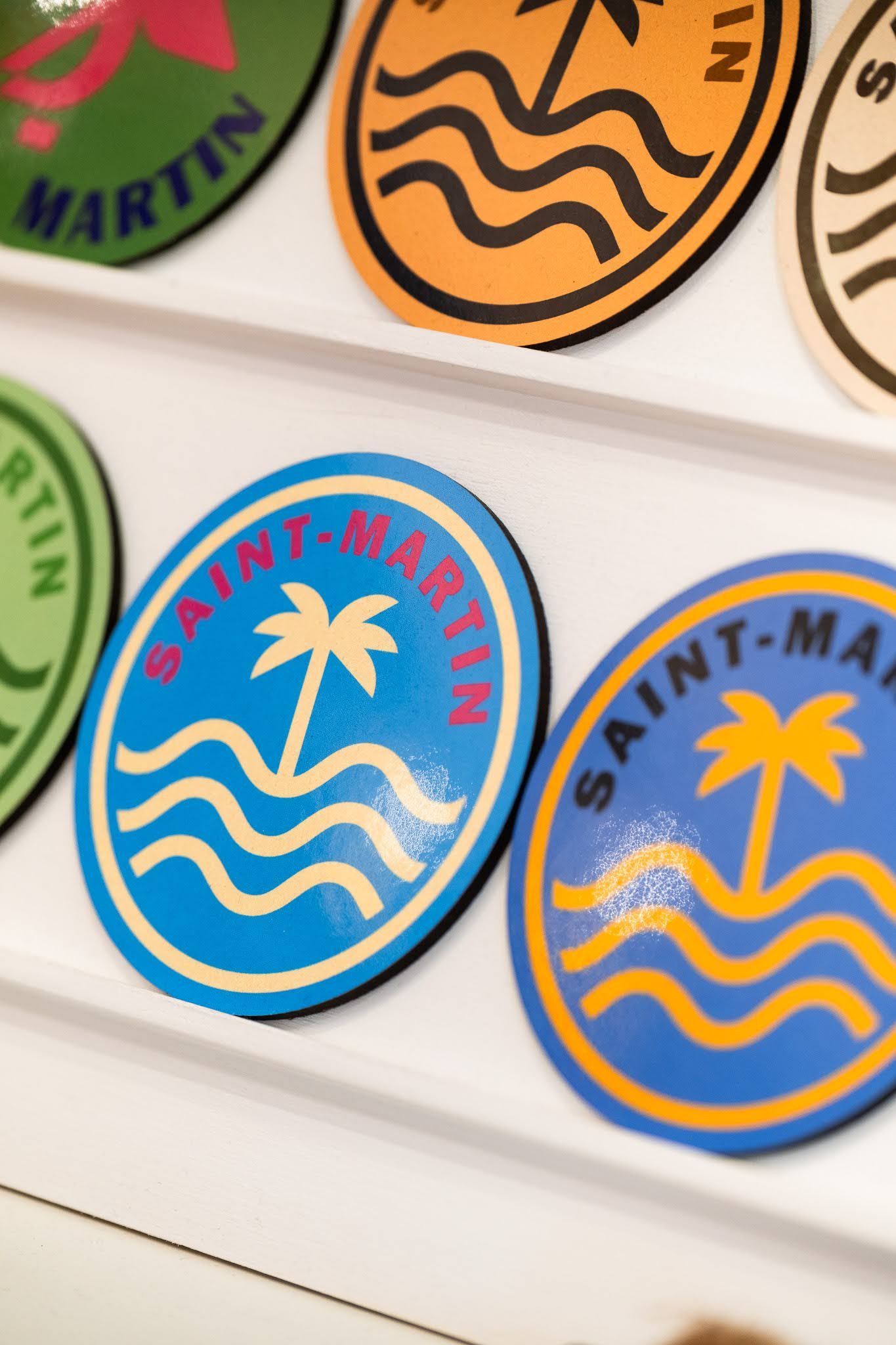 Un tas d'autocollants saint martin sur une étagère