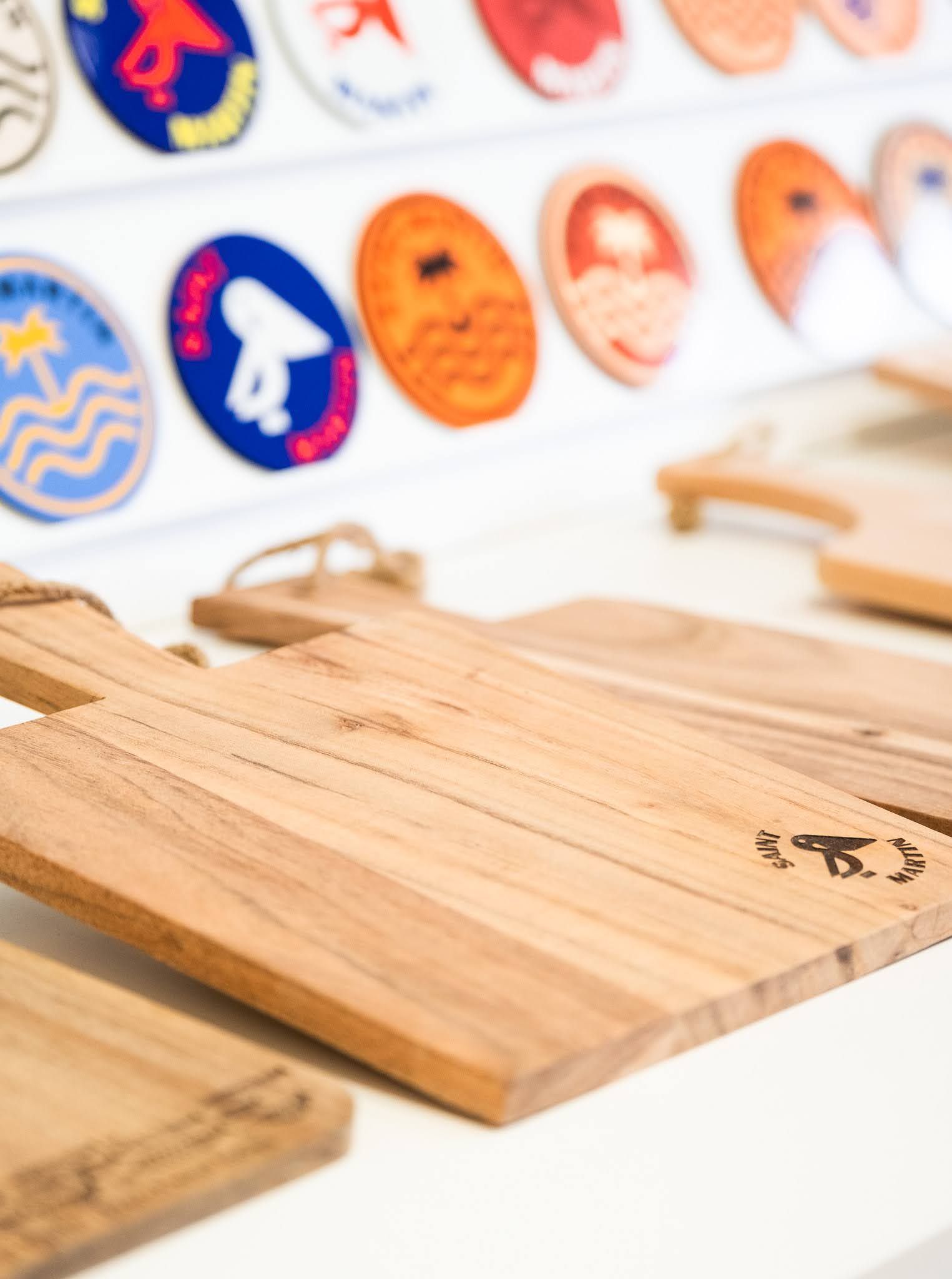 Une planche à découper en bois avec la lettre t dessus