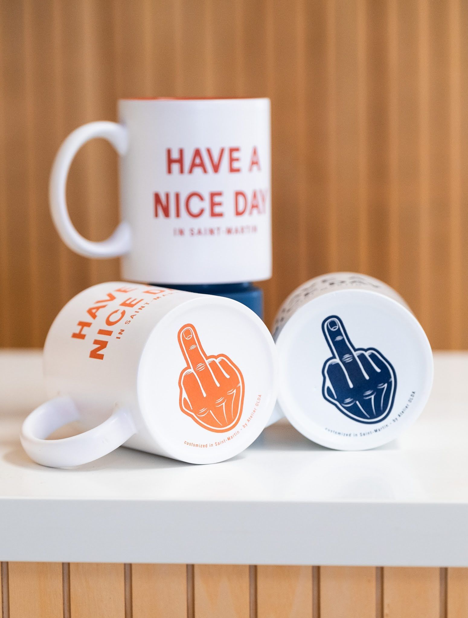 Trois tasses sont empilées les unes sur les autres et l'une d'elles dit bonne journée