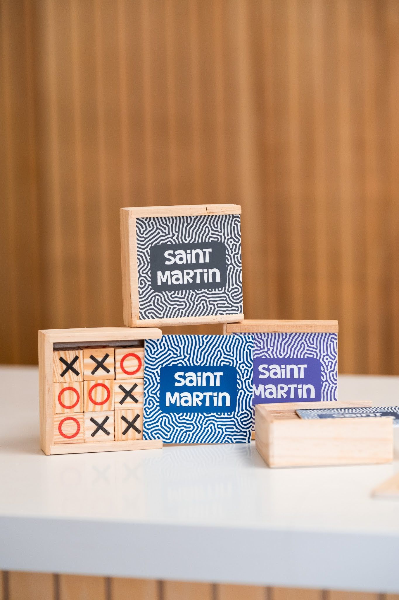 Une pile de boîtes de tic tac toe en bois sur une table.