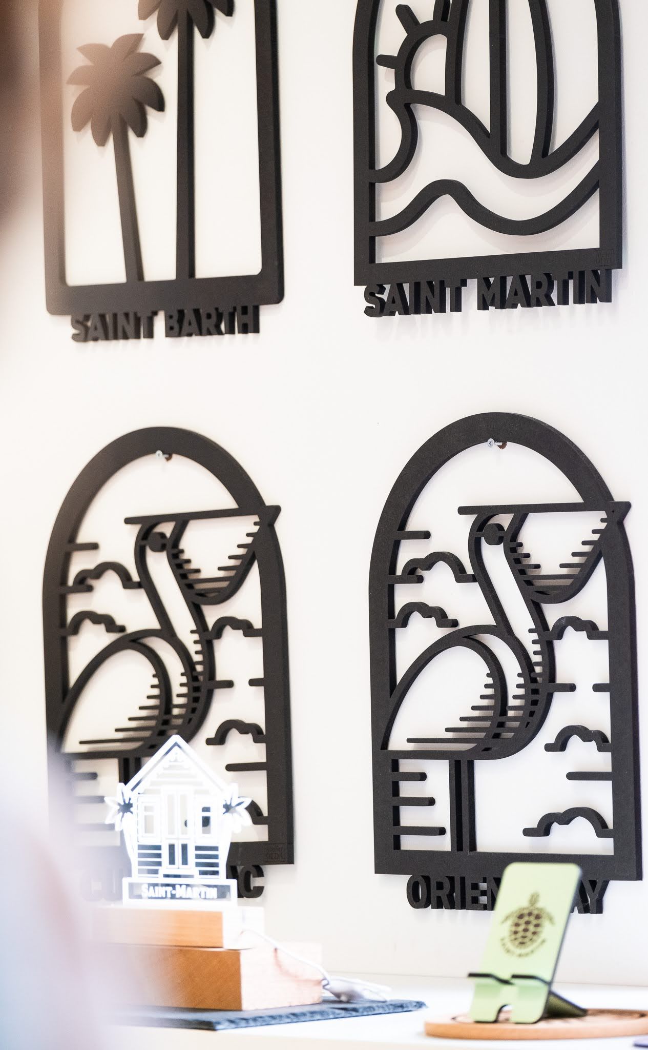 Un mur avec un tas de dessins dessus