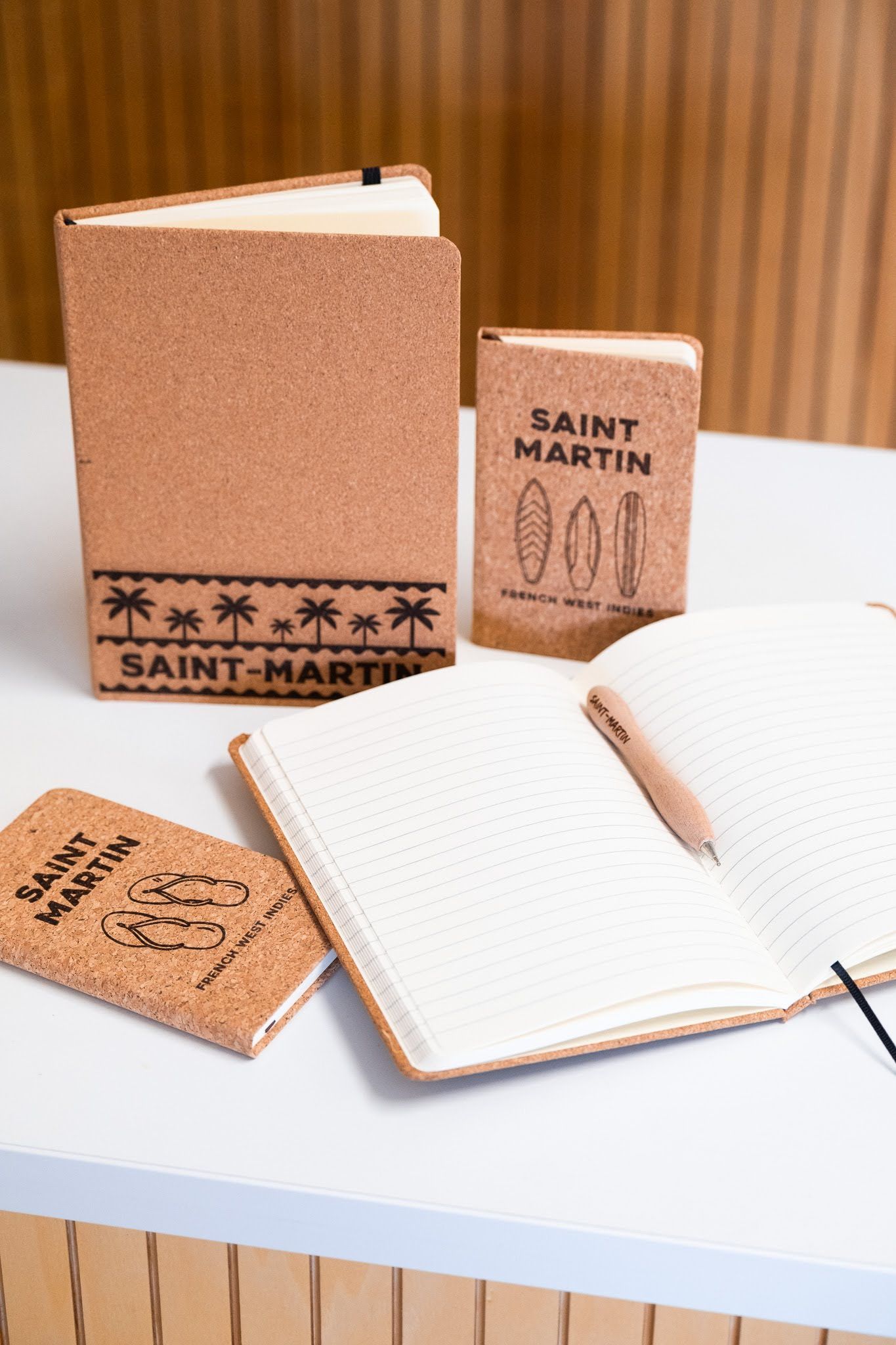 Un tas de cahiers sont posés sur une table.
