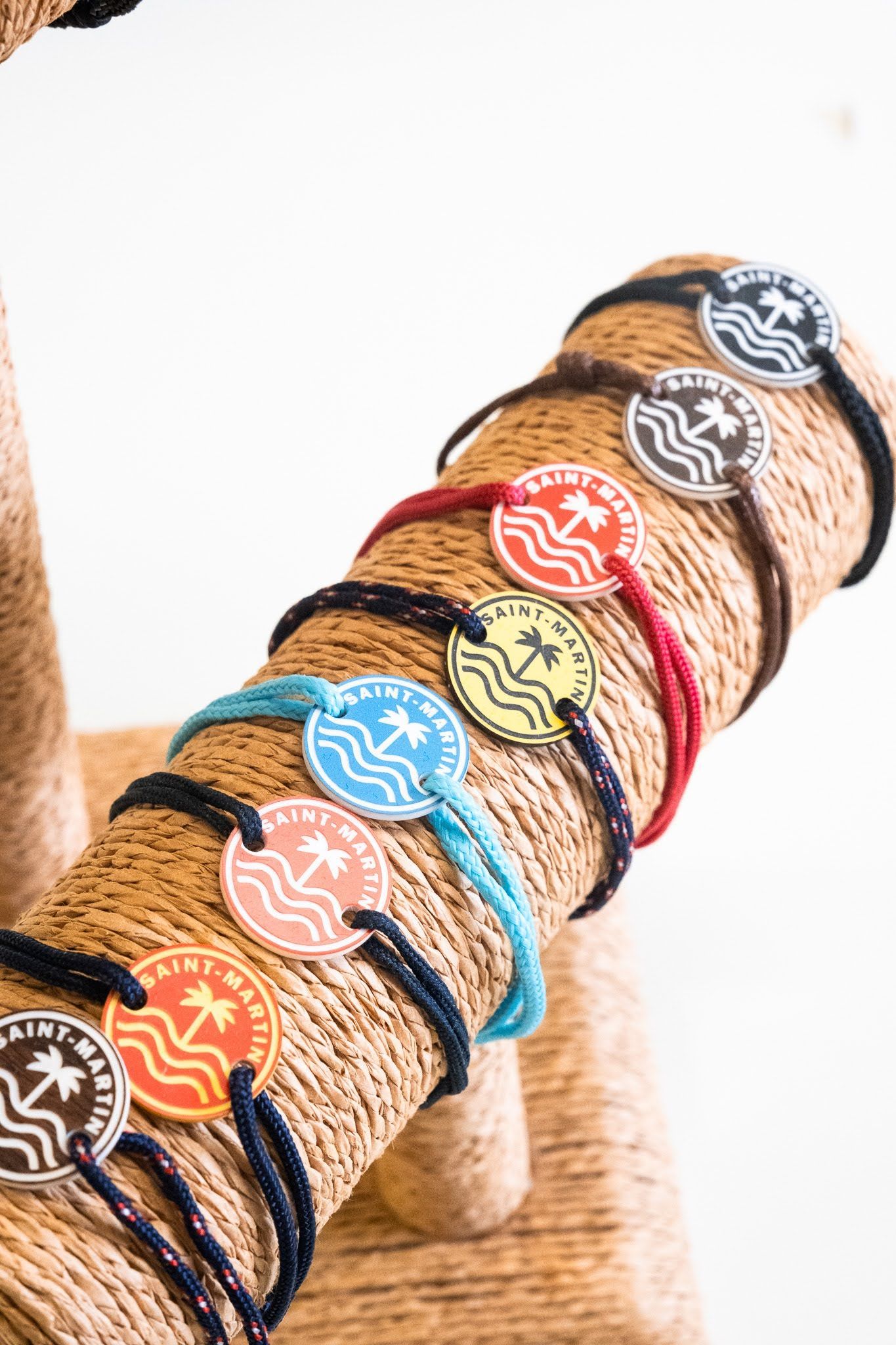 Un tas de bracelets sont empilés les uns sur les autres sur un présentoir.