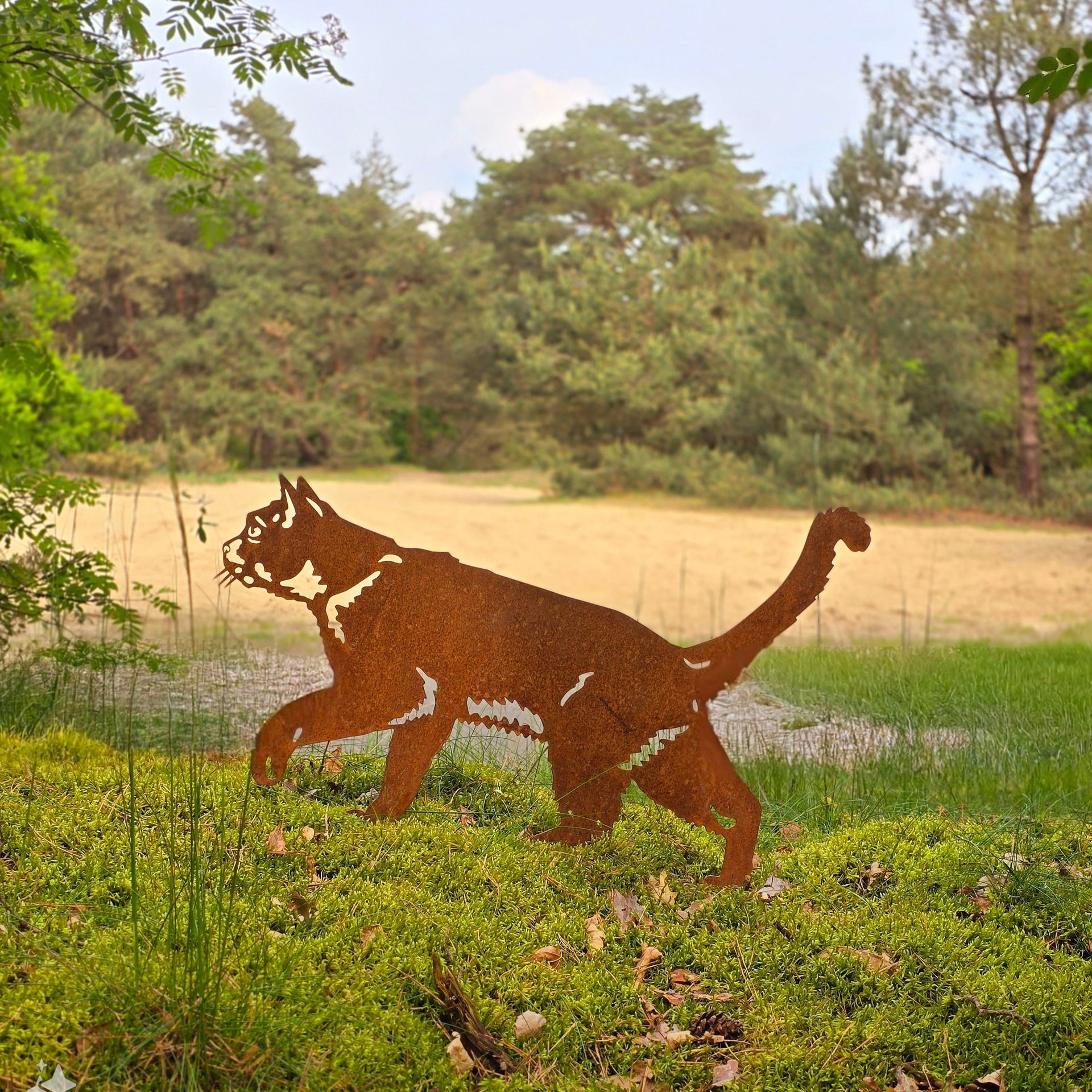 Een roestig beeld van een kat loopt door een veld.