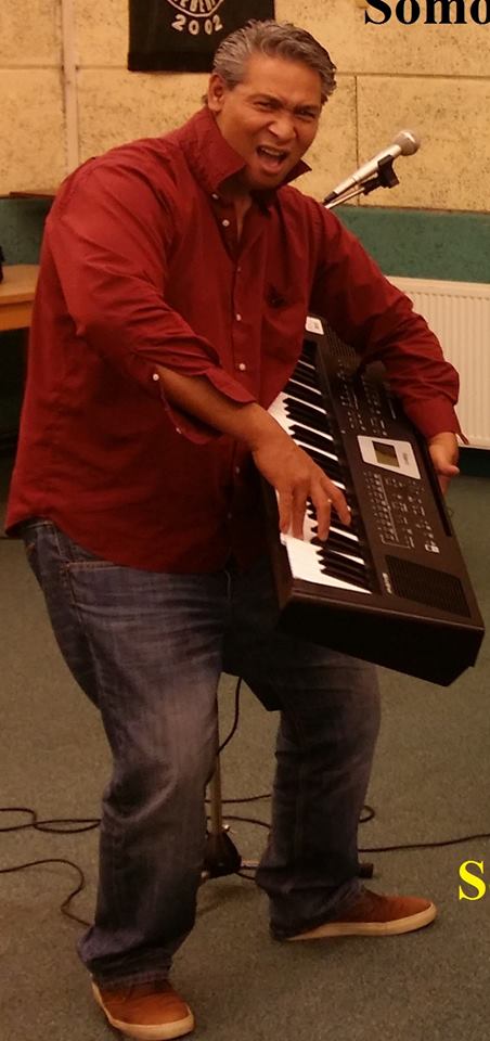 Indische Zanger Pianist Toetsenist Eugene Simon