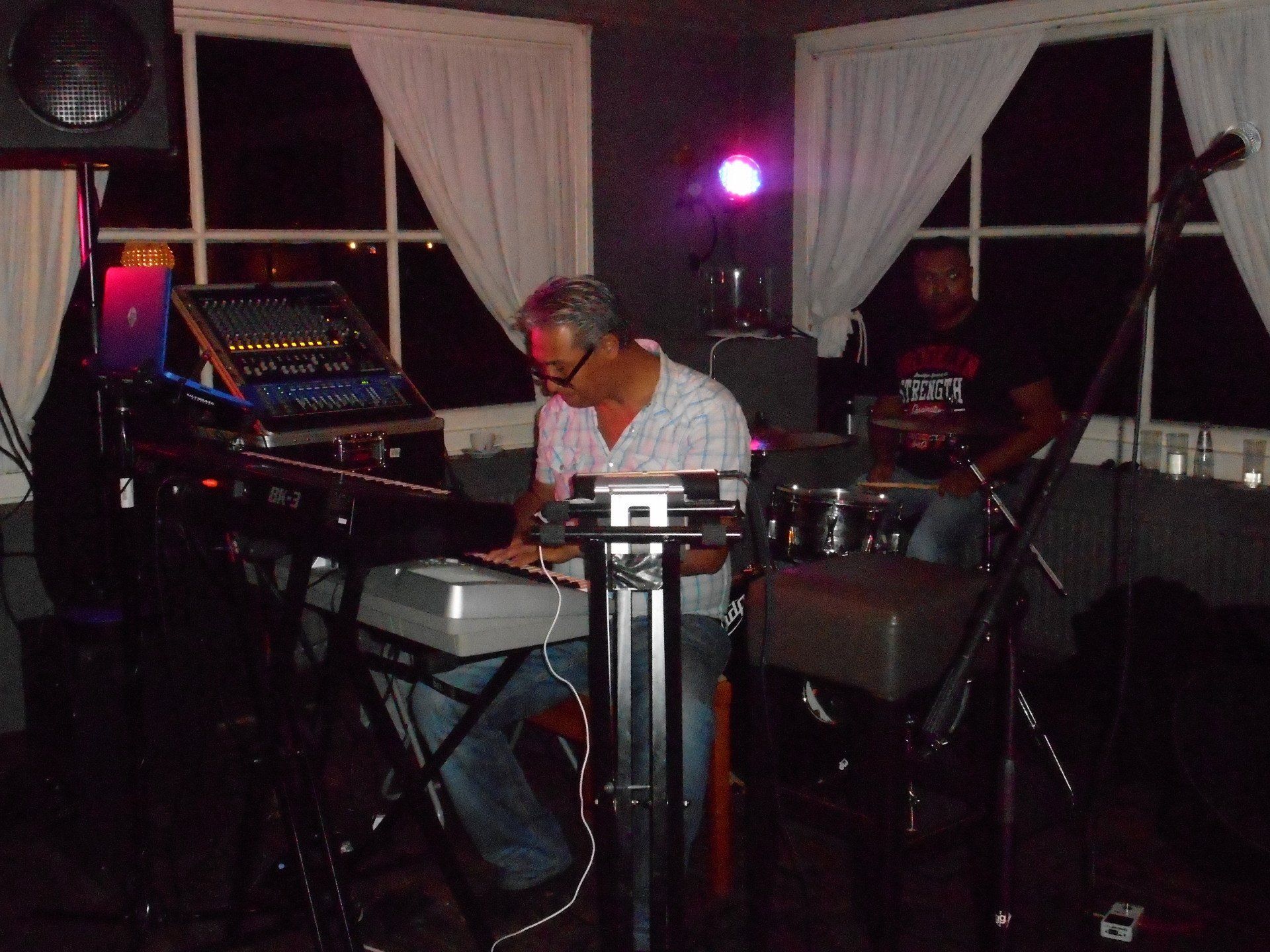 Indische Zanger Pianist Toetsenist Eugene Simon