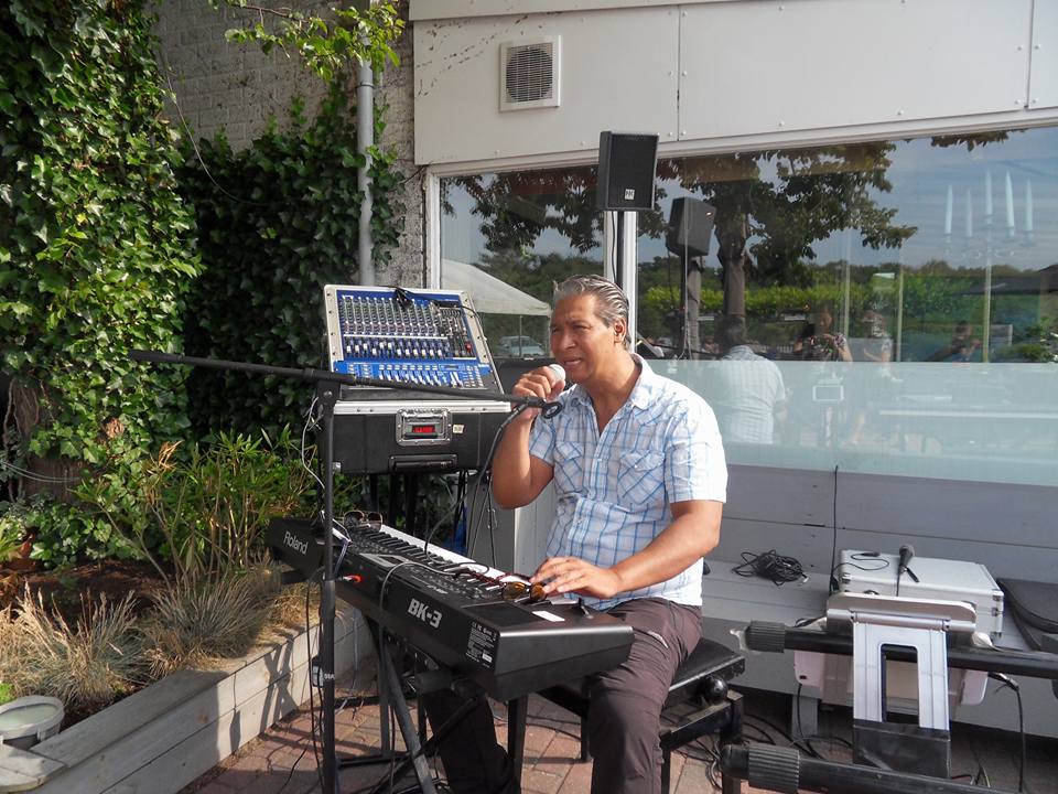 Indische Zanger Pianist Toetsenist Eugene Simon