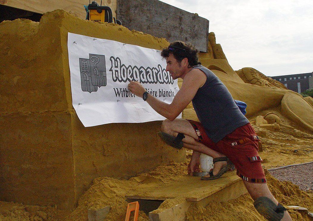 sand sculpture logo carving hoegaarden beer