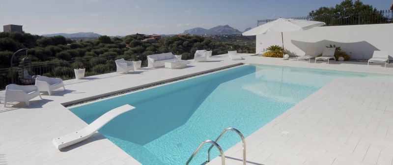 piscina elegante interrata