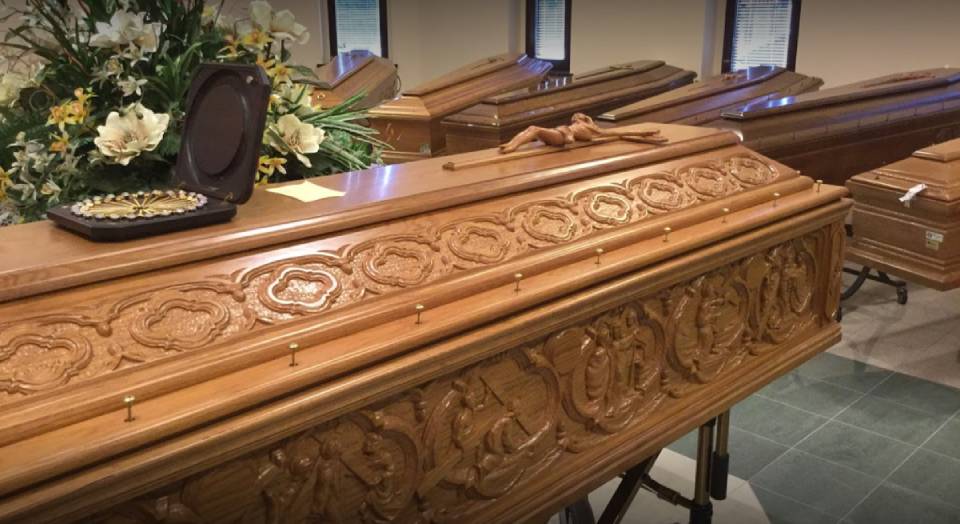 cofano funebre decorato